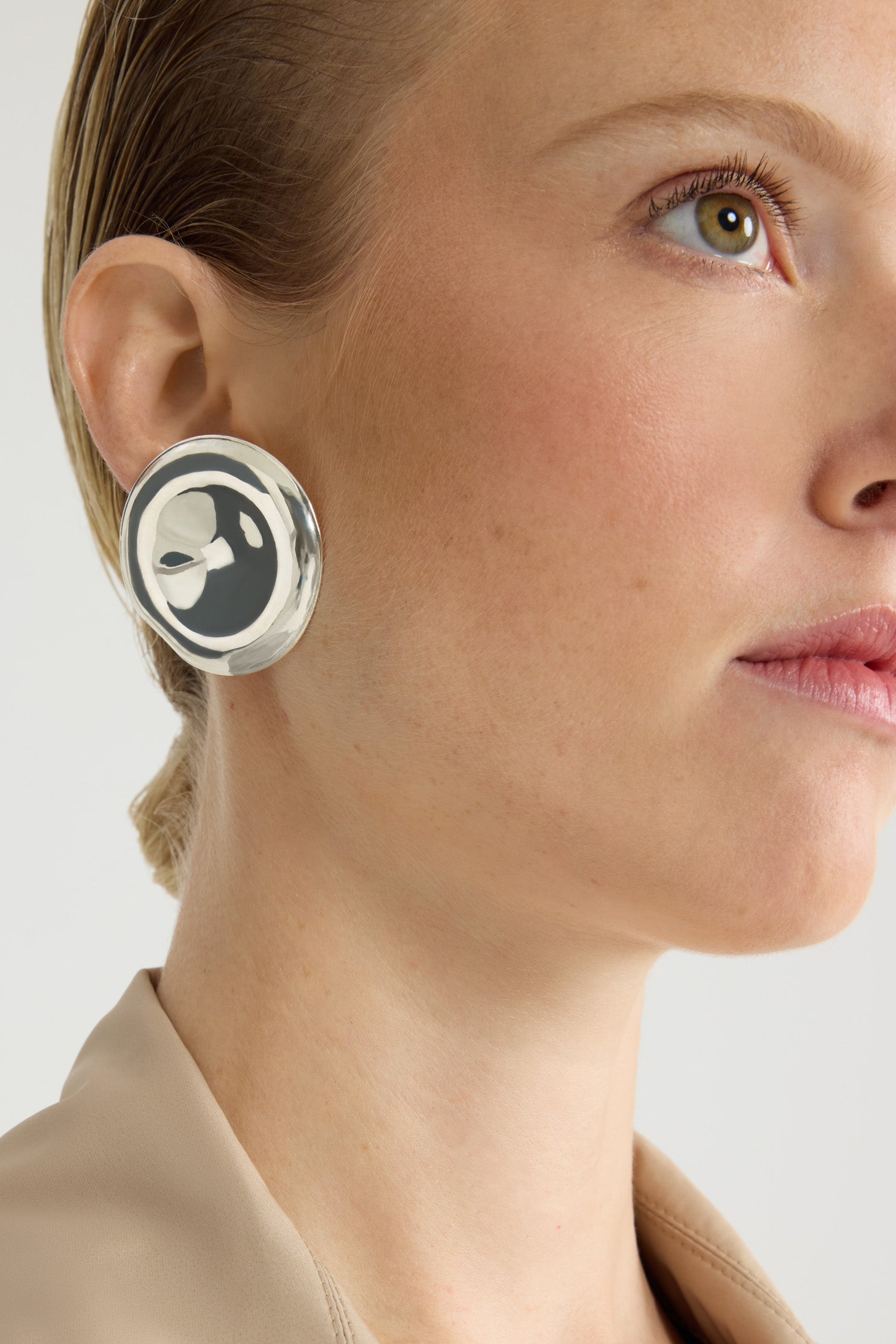 Patou - Boucles d&amp;#39;oreilles à clip en forme de disque, en laiton - Silver - Boucles d&amp;#39;oreilles à clip en forme de disque en laiton, de couleur argent. Surface brillante à volume contrasté.