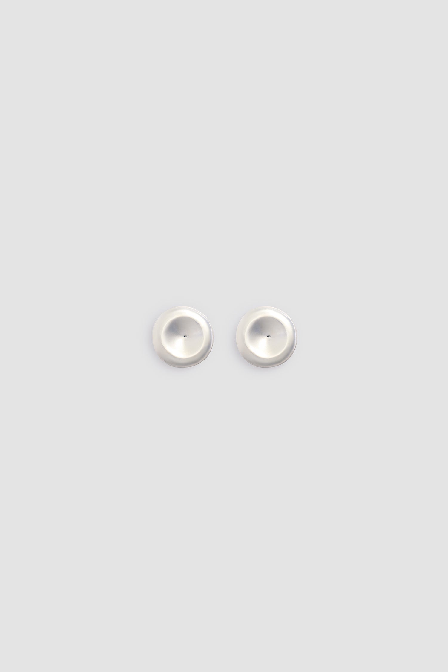 Patou - Boucles d&amp;#39;oreilles à clip en forme de disque, en laiton - Silver - Boucles d&amp;#39;oreilles à clip en forme de disque en laiton, de couleur argent. Surface brillante à volume contrasté.