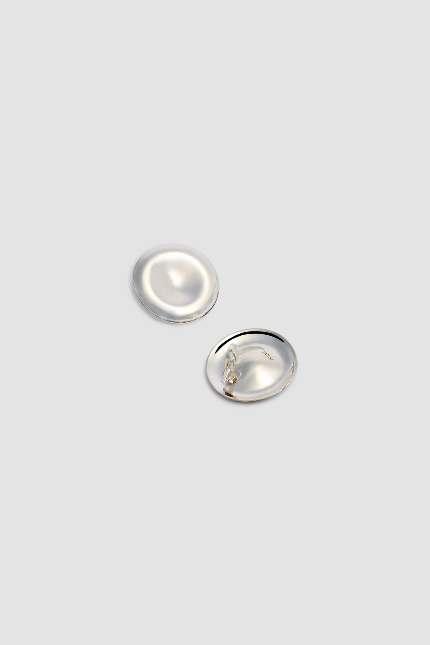Patou - Boucles d&amp;#39;oreilles à clip en forme de disque, en laiton - Silver - Boucles d&amp;#39;oreilles à clip en forme de disque en laiton, de couleur argent. Surface brillante à volume contrasté.