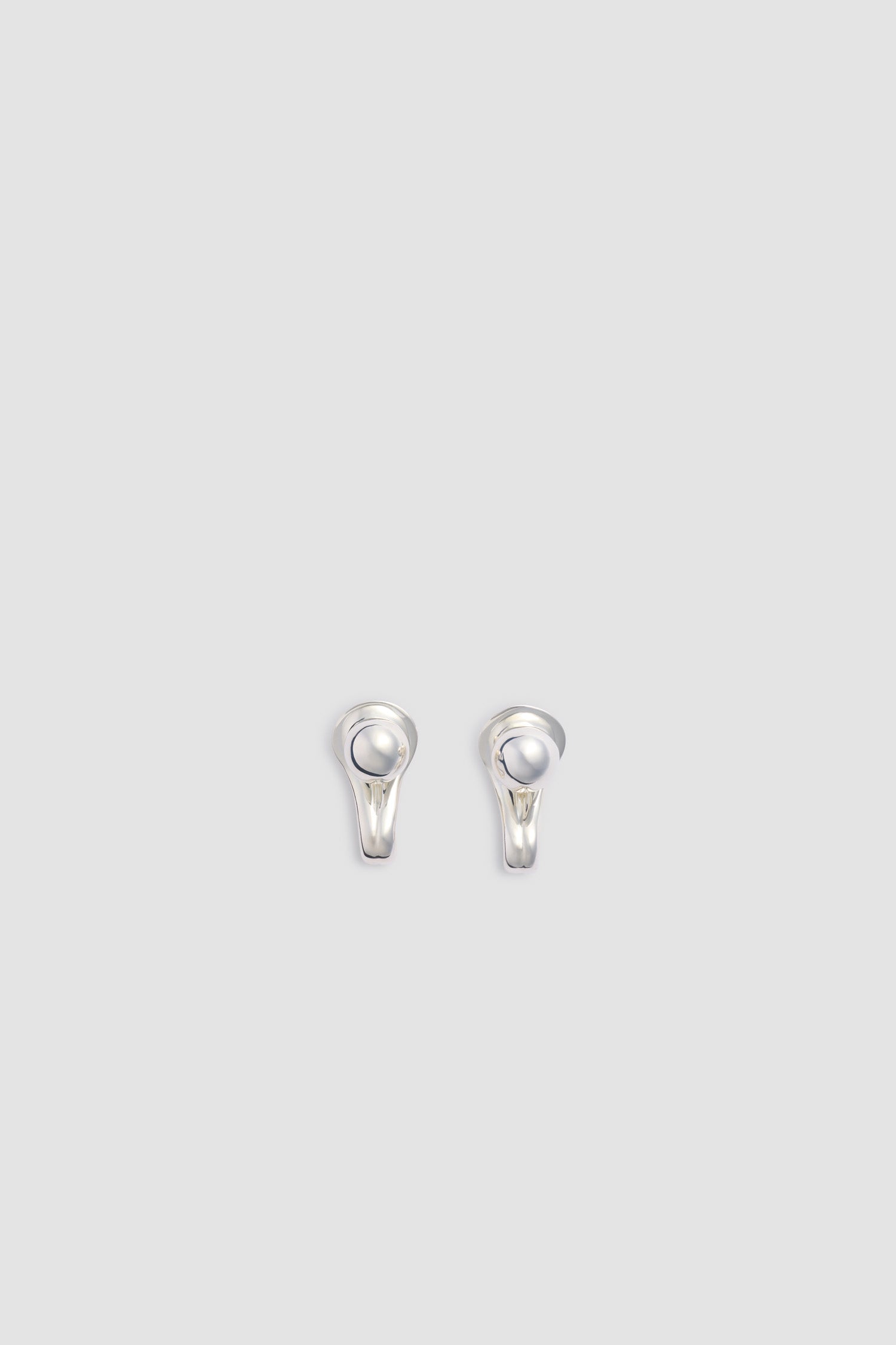 Patou - Boucles d&amp;#39;oreilles géométriques à tige, en laiton - Silver - Boucles d&amp;#39;oreilles géométriques à tige en laiton, à couleur argentée. Style pendant.