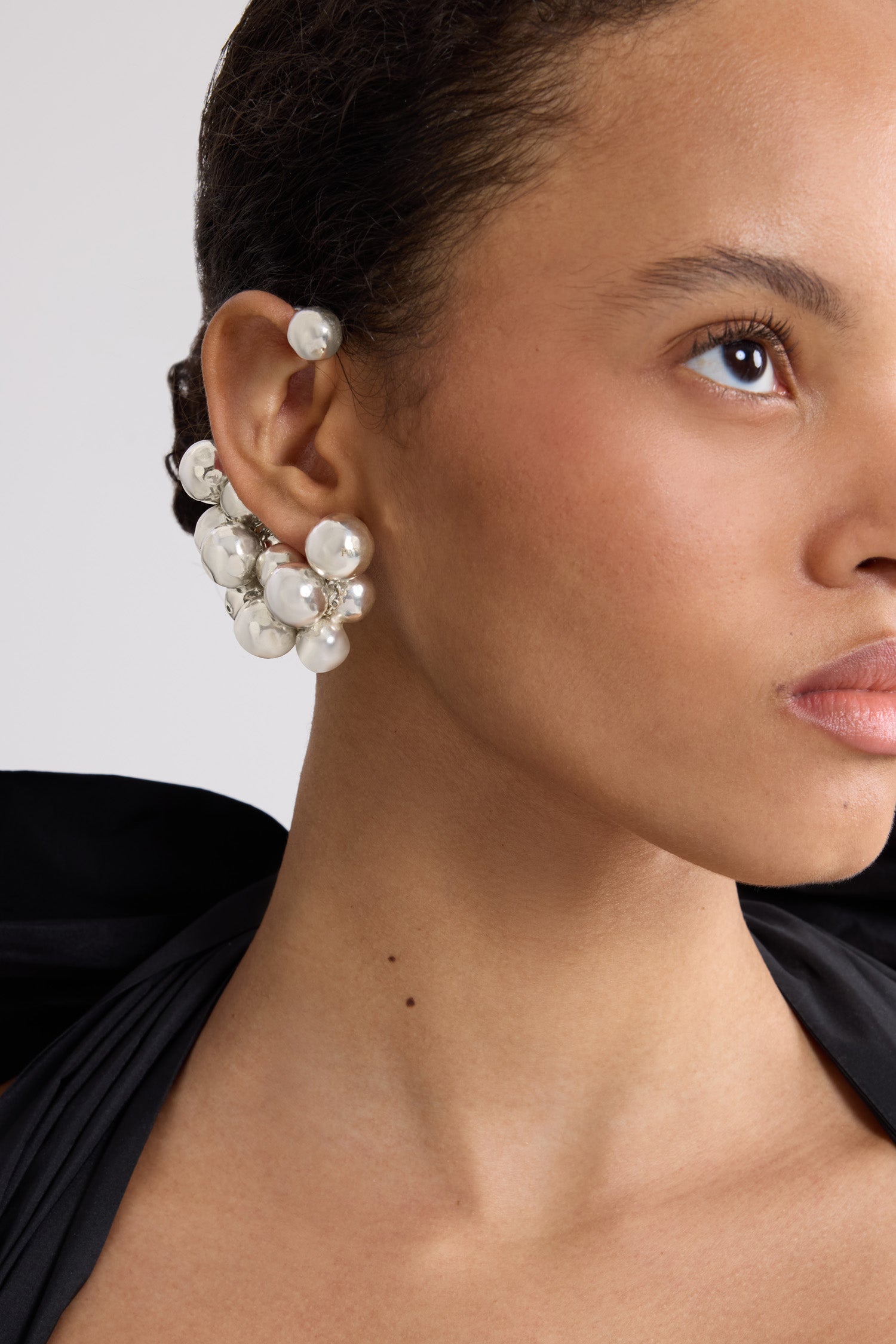 Patou - Bague d&amp;#39;oreille géométrique à motif répété, en laiton - Silver - Bague d&amp;#39;oreille géométrique à motif répété en laiton, couleur argentée. Ornée de perles ton sur ton.