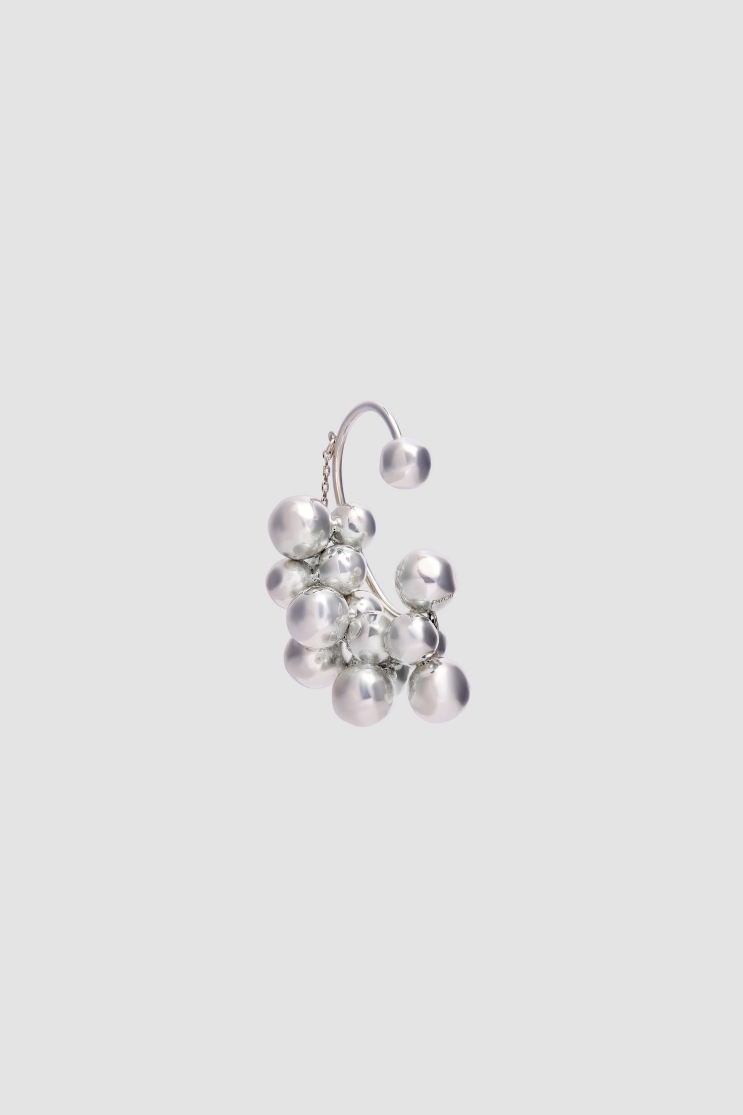Patou - Bague d&amp;#39;oreille géométrique à motif répété, en laiton - Silver - Bague d&amp;#39;oreille géométrique à motif répété en laiton, couleur argentée. Ornée de perles ton sur ton.