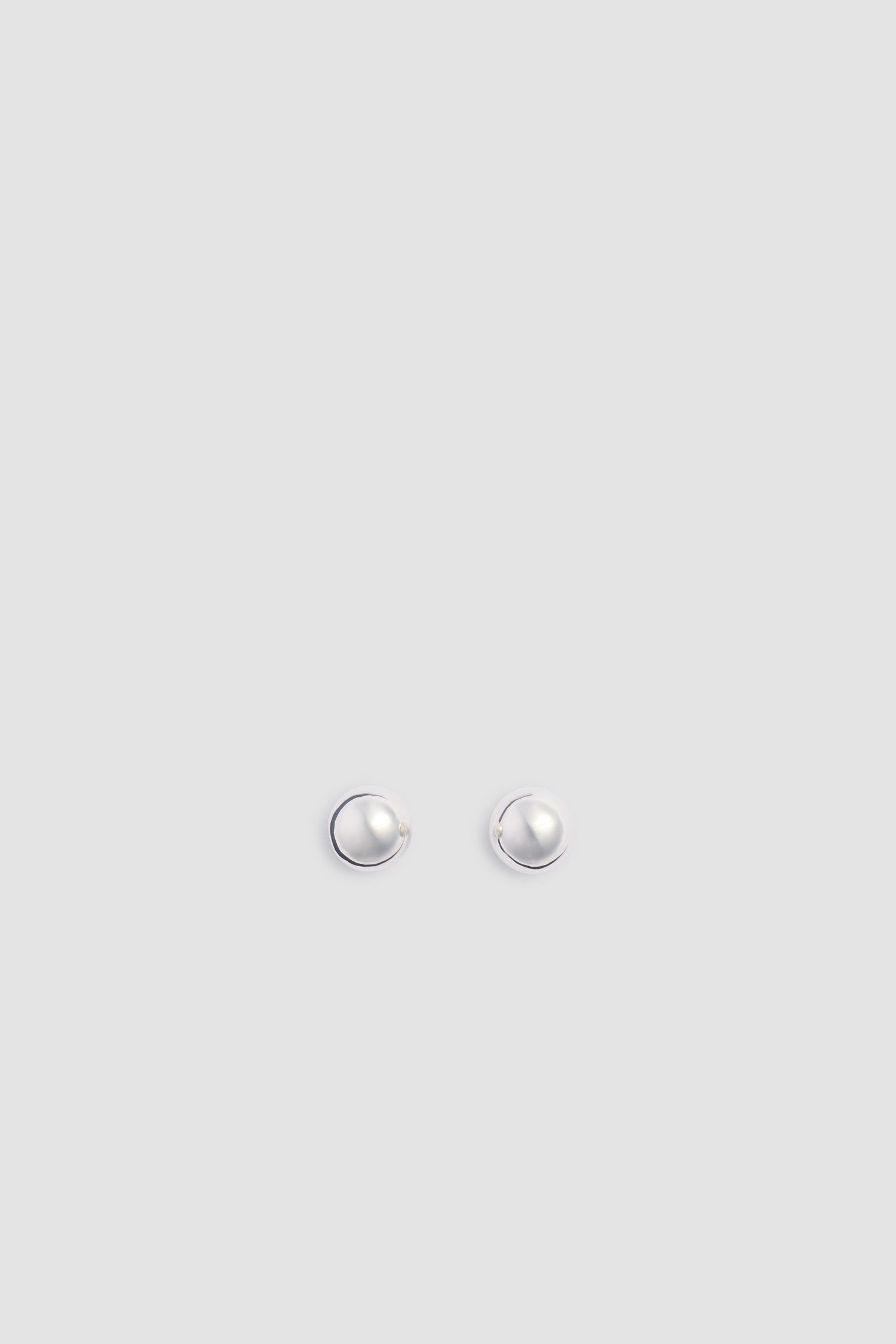 Patou - Boucles d&amp;#39;oreilles à tige, en laiton ton sur ton - Silver - Boucles d&amp;#39;oreilles à tige en laiton ton sur ton, de couleur argentée. En forme de perle.