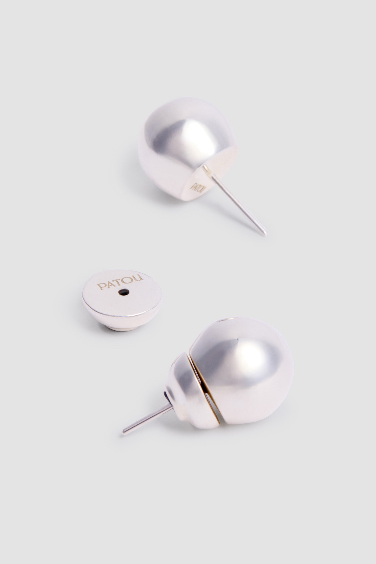 Patou - Boucles d&amp;#39;oreilles à tige, en laiton ton sur ton - Silver - Boucles d&amp;#39;oreilles à tige en laiton ton sur ton, de couleur argentée. En forme de perle.