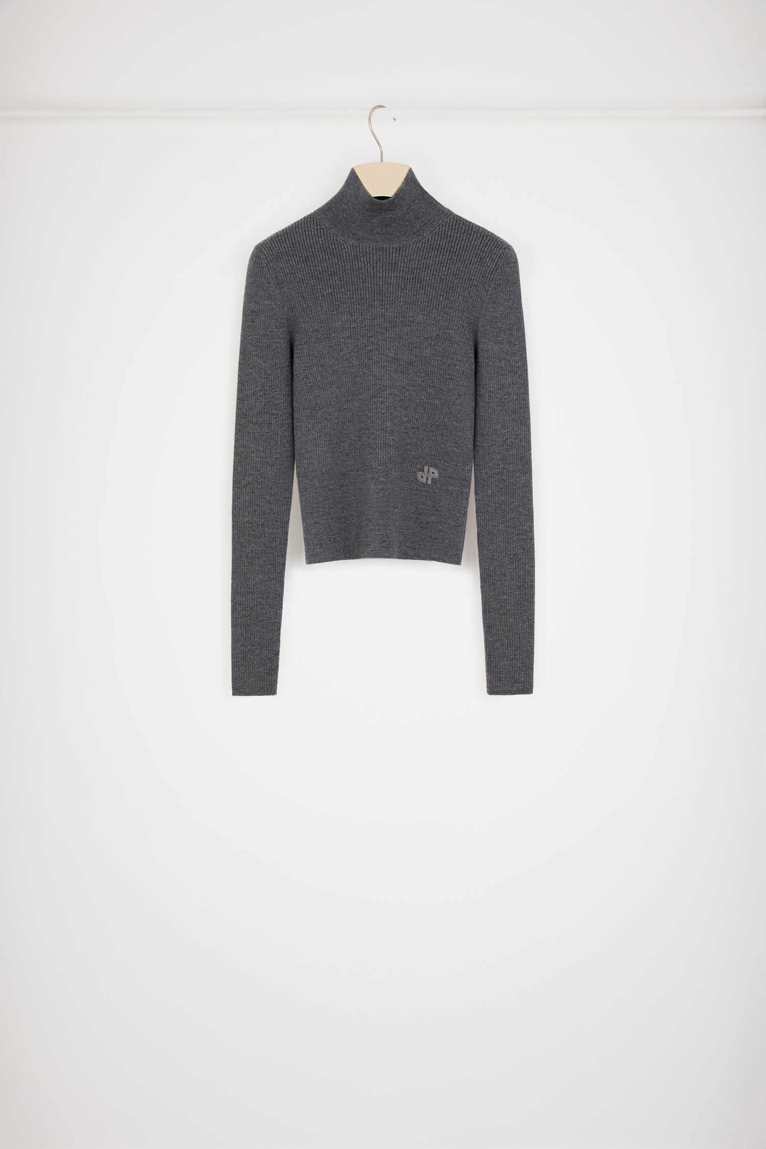 Patou - Maglia a costine con collo alto - Graphite - La maglieria Patou si sovrappone e s’impone.Maglione in misto lana grigio grafite. Maglia a costine. Silhouette corta e aderente con collo alto. Logo JP ricamato sul davanti.