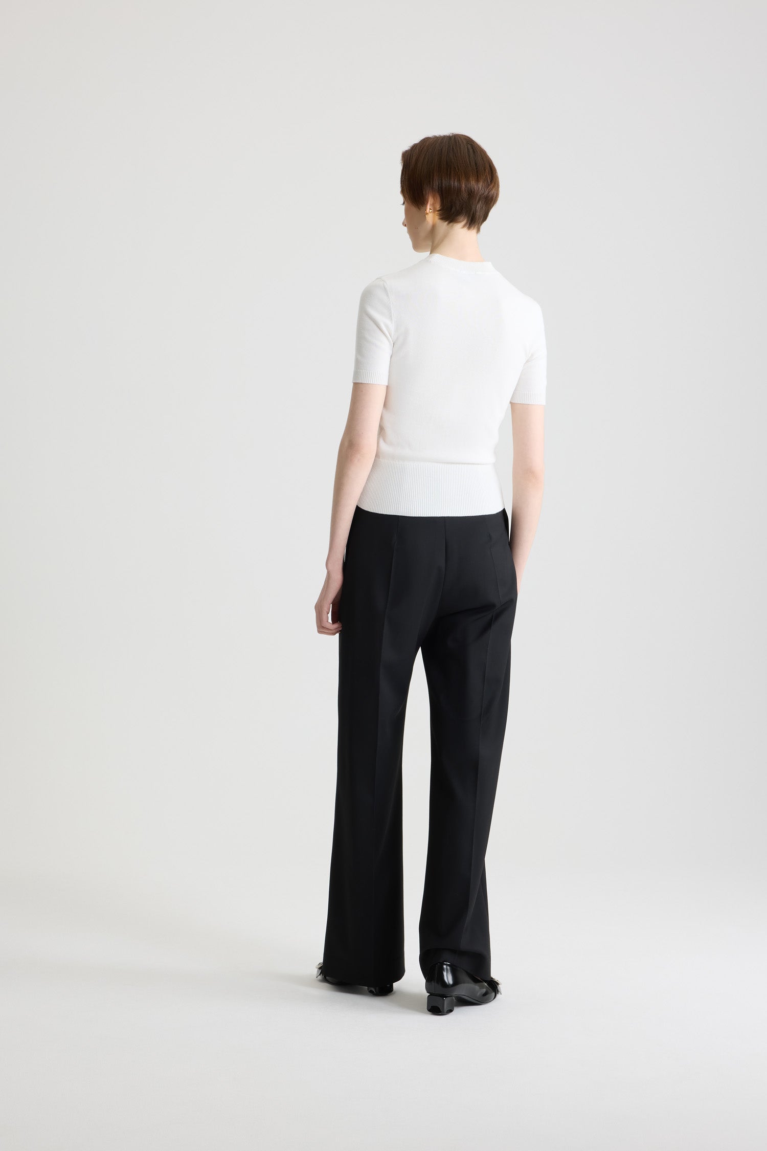 Patou - Top Patou en maille éco-responsable - White - Patou écrit l’éco-responsabilité en toutes lettres.Top en maille de coton bio blanc. Coupe ajustée, manches courtes. Col rond. Bords côtelés. Logo Patou et monogramme en jacquard à l’avant.