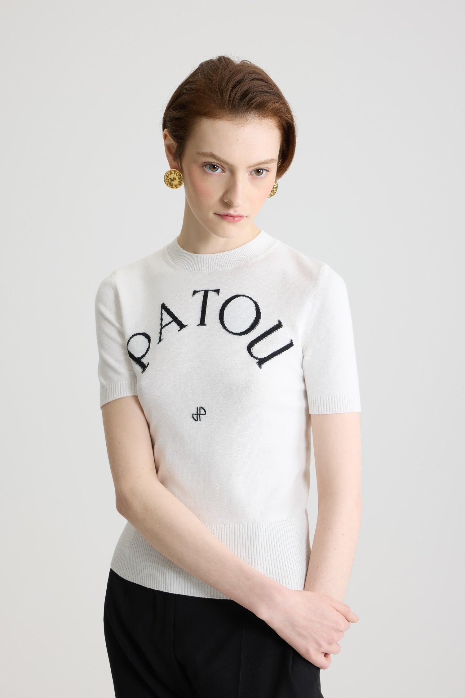 Patou - Top Patou en maille éco-responsable - White - Patou écrit l’éco-responsabilité en toutes lettres.Top en maille de coton bio blanc. Coupe ajustée, manches courtes. Col rond. Bords côtelés. Logo Patou et monogramme en jacquard à l’avant.