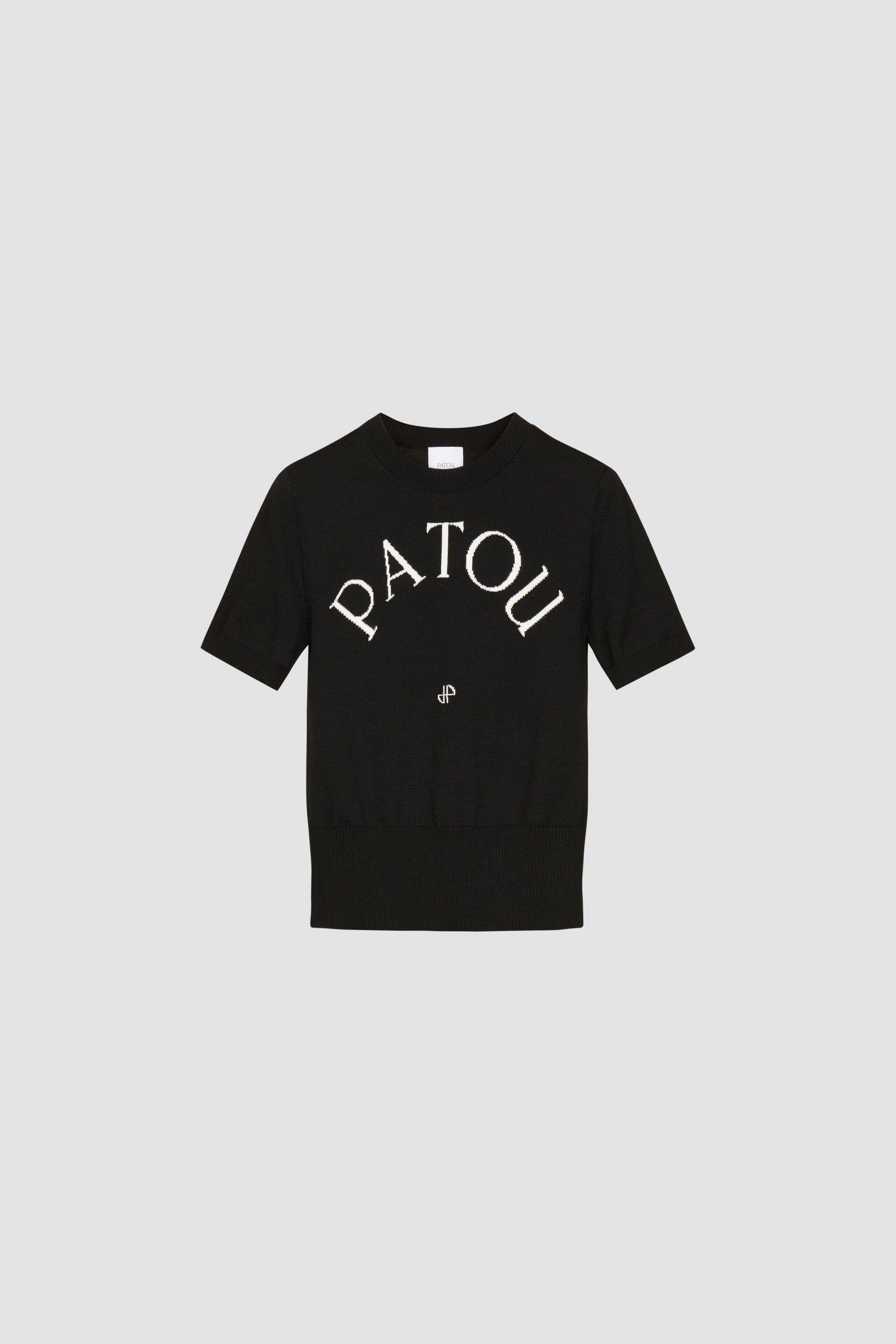 Patou - Patou Jacquard-Stricktop aus umweltfreundlichem Baumwollmix - Black - Stricktop aus Bio-Baumwolle in Schwarz. Körpernaher Schnitt mit kurzen Ärmeln. Rundhalsausschnitt. Rippung an Kragen, Ärmelabschlüssen und Taille. Weißes Patou-Buchstabenlogo und Jacquard-Monogramm auf der Vorderseite.