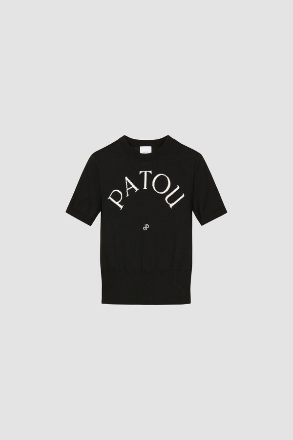 Patou - Patou Jacquard-Stricktop aus umweltfreundlichem Baumwollmix - Black - Stricktop aus Bio-Baumwolle in Schwarz. Körpernaher Schnitt mit kurzen Ärmeln. Rundhalsausschnitt. Rippung an Kragen, Ärmelabschlüssen und Taille. Weißes Patou-Buchstabenlogo und Jacquard-Monogramm auf der Vorderseite.