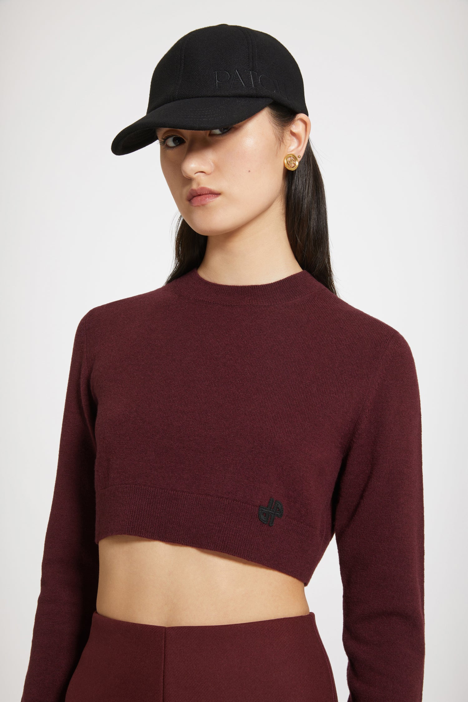 Patou - サステナブルウールとカシミヤを使用したクロップドジャンパー - Ruby Wine - クロップドニット、ハイウエスト：完璧なパトゥのシルエット。ルビーワインのウールとカシミヤ製ジャンパー。丈の短いシルエット。クルーネック。カラー、袖口、裾にリブ入り。フロントにJP刺繍。