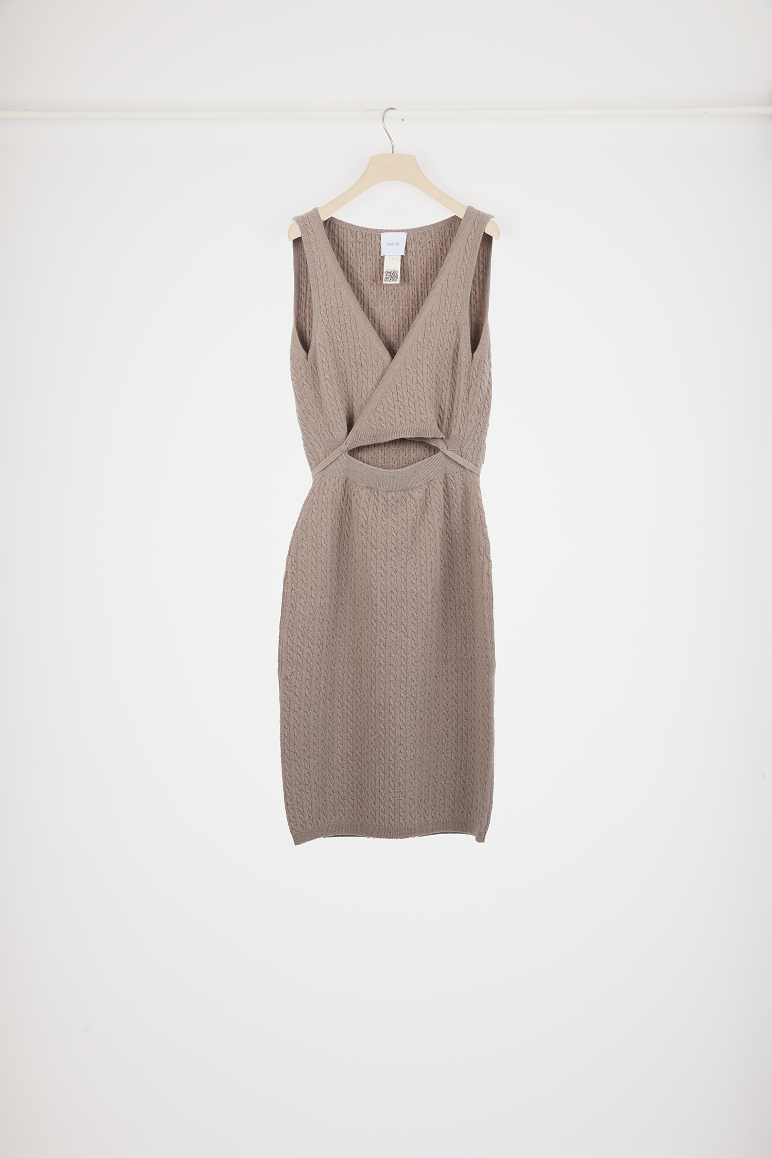 Patou - Wickel-Strickkleid mit Zopfmuster aus Wolle und Kaschmir - Parchment - Das perfekte Strickkleid wickelt Sie um den Finger. Kleid aus Wolle und Kaschmir in Pergament-Beige. Zopfmuster. Eng anliegend. Wickeloptik vorne mit tiefem V-Ausschnitt und Cut-Out-Detail. Bindegürtel. JP-Monogrammapplikation auf der Rückseite.