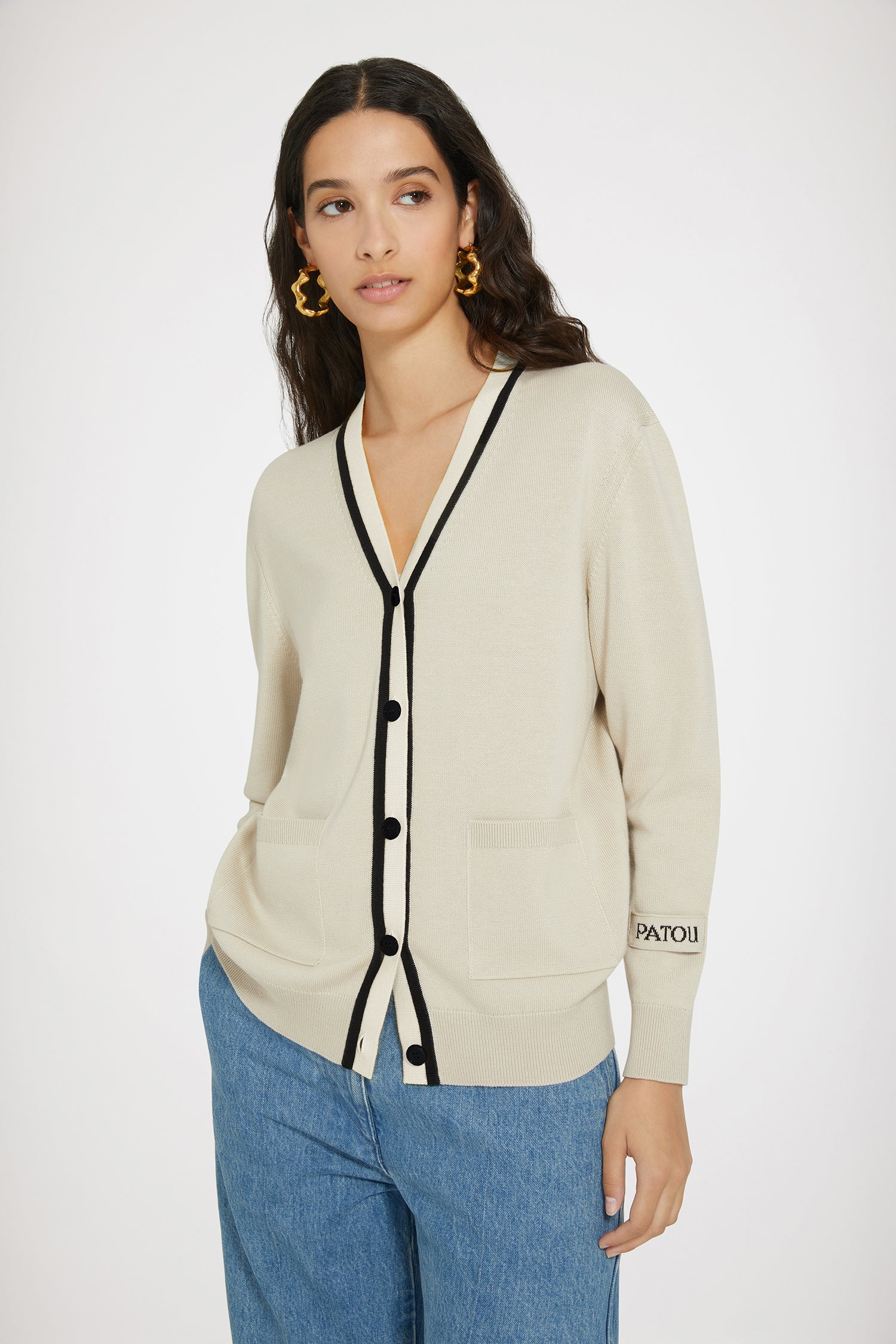 Patou - Cardigan con collo a contrasto in cotone e lana - Beige - Una storia di dettagli.Cardigan in misto cotone e lana beige. Vestibilità morbida. Collo a V. Dettagli bicolore a contrasto. Bottoni incisi JP. Tasche applicate sul davanti. Etichetta Patou sulla manica sinistra.