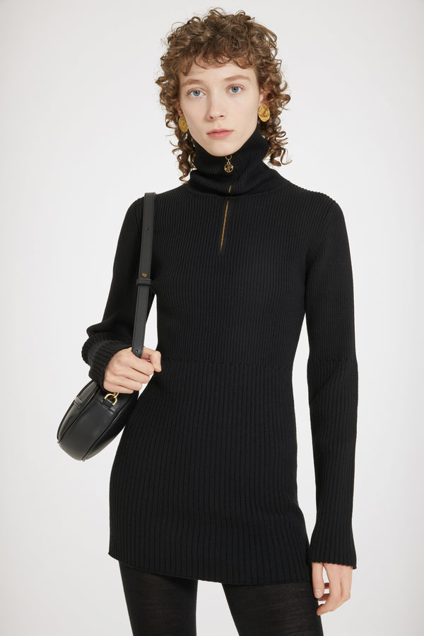 Patou - Robe courte en laine côtelée éco-responsable - Black - Le col module et modernise la maille.Robe en laine noire. Maille côtelée. Modèle court. Col montant pouvant être porté de deux façons. Zip doré avec tirette JP signature.