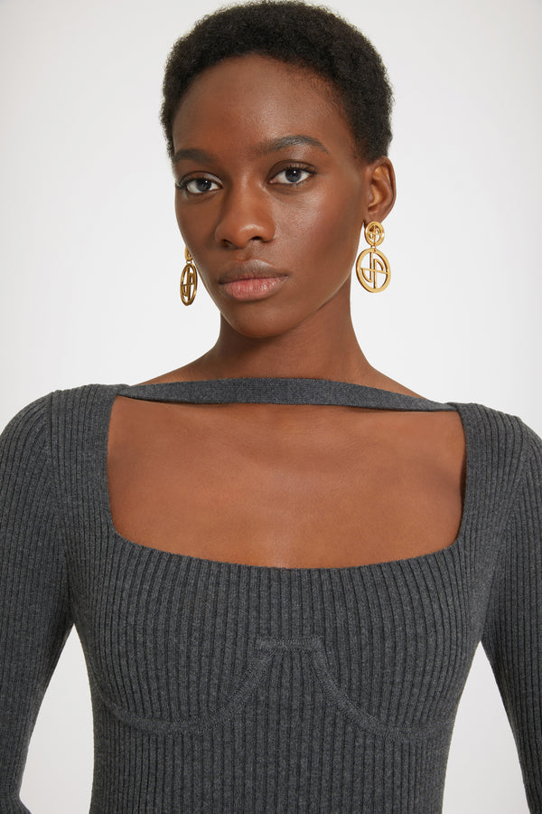 Patou - 지속 가능한 울 혼방 립 코르셋 맥시 드레스 - Anthracite - 새로운 세대를 위한 클래식 코르셋 영감.안트라사이트 그레이 컬러의 울 블렌드 드레스. 립 니트. 맥시 기장. 몸에 밀착되는 실루엣. 쇄골을 지나는 스트랩이 돋보이는 스퀘어 네크라인. 코르셋에서 영감을 받은 앞면의 심 디테일. 핑거홀이 있는 슬리브.이 드레스는 타이트하게 밀착되는 디자인입니다.