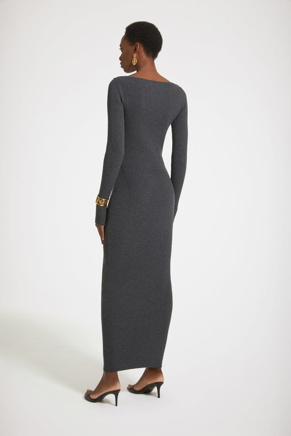 Patou - 지속 가능한 울 혼방 립 코르셋 맥시 드레스 - Anthracite - 새로운 세대를 위한 클래식 코르셋 영감.안트라사이트 그레이 컬러의 울 블렌드 드레스. 립 니트. 맥시 기장. 몸에 밀착되는 실루엣. 쇄골을 지나는 스트랩이 돋보이는 스퀘어 네크라인. 코르셋에서 영감을 받은 앞면의 심 디테일. 핑거홀이 있는 슬리브.이 드레스는 타이트하게 밀착되는 디자인입니다.