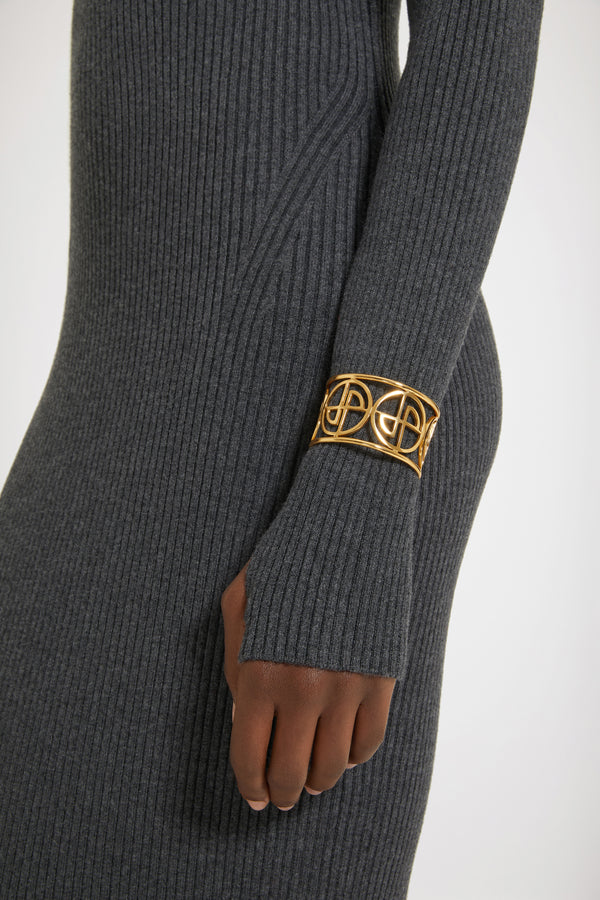 Patou - 지속 가능한 울 혼방 립 코르셋 맥시 드레스 - Anthracite - 새로운 세대를 위한 클래식 코르셋 영감.안트라사이트 그레이 컬러의 울 블렌드 드레스. 립 니트. 맥시 기장. 몸에 밀착되는 실루엣. 쇄골을 지나는 스트랩이 돋보이는 스퀘어 네크라인. 코르셋에서 영감을 받은 앞면의 심 디테일. 핑거홀이 있는 슬리브.이 드레스는 타이트하게 밀착되는 디자인입니다.