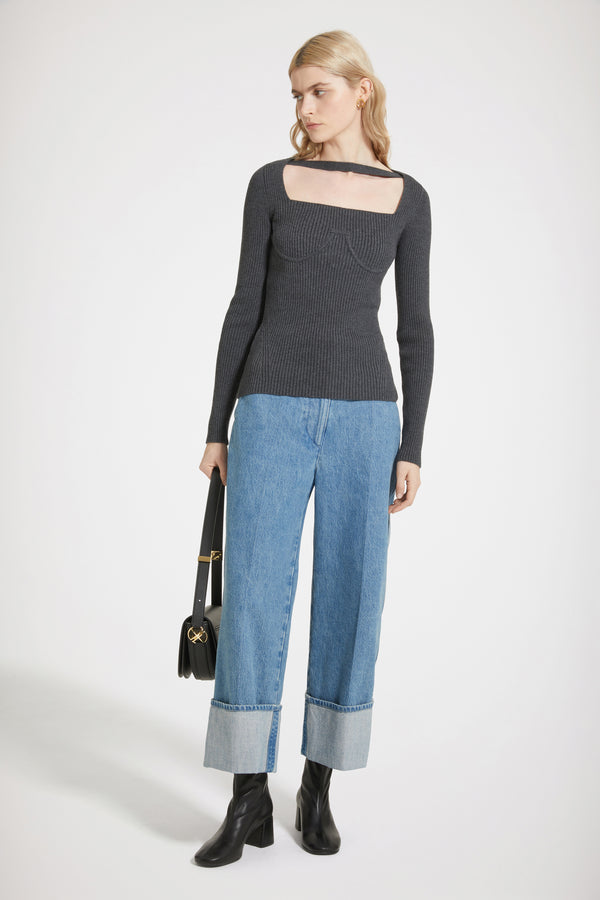 Patou - 지속 가능한 울 혼방 립 코르셋 탑 - Anthracite - 새로운 방식의 코르셋.안트라사이트 그레이 컬러의 울 블렌드 탑. 립 니트. 몸에 밀착되는 실루엣. 쇄골을 지나는 스트랩이 돋보이는 스퀘어 네크라인. 코르셋에서 영감을 받은 앞면의 심 디테일.이 탑은 타이트하게 밀착되는 디자인입니다.