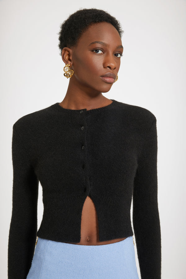 Patou - 지속 가능한 알파카 혼방 소재의 크롭 카디건 - Black - 카디건에 예스를 외치세요.블랙 컬러의 베이비 알파카 블렌드 카디건. 밀착되는 핏의 크롭 실루엣. 라운드 넥라인. 립 처리한 칼라, 커프스, 허리 부분. 마더 오브 펄 JP 인그레이빙 버튼.이 카디건은 매우 타이트합니다.