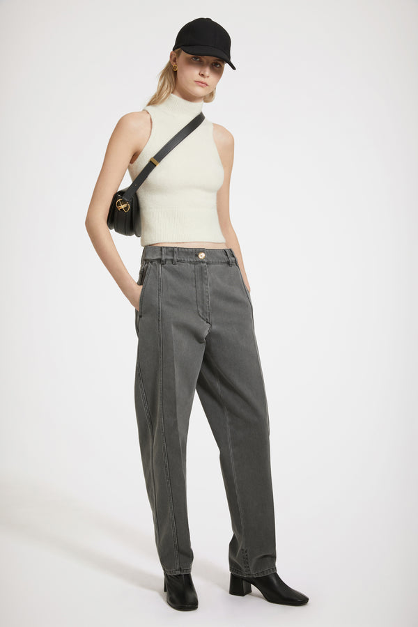 Patou - 지속 가능한 알파카 혼방 소재의 슬리브리스 탑 - Avalanche - 알파카와 함께 행복하세요.아발란체 화이트 컬러의 베이비 알파카 블렌드 탑. 몸에 밀착되는 실루엣. 슬리브리스 스타일. 하이넥 디자인. 립 처리한 칼라, 암홀, 허리 부분.밀착되는 핏 스타일.