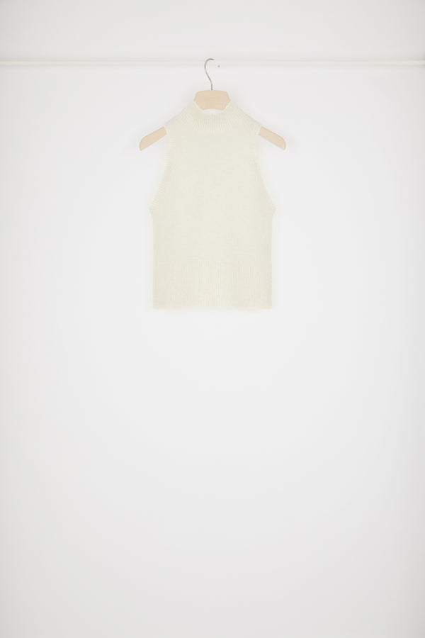 Patou - 지속 가능한 알파카 혼방 소재의 슬리브리스 탑 - Avalanche - 알파카와 함께 행복하세요.아발란체 화이트 컬러의 베이비 알파카 블렌드 탑. 몸에 밀착되는 실루엣. 슬리브리스 스타일. 하이넥 디자인. 립 처리한 칼라, 암홀, 허리 부분.밀착되는 핏 스타일.