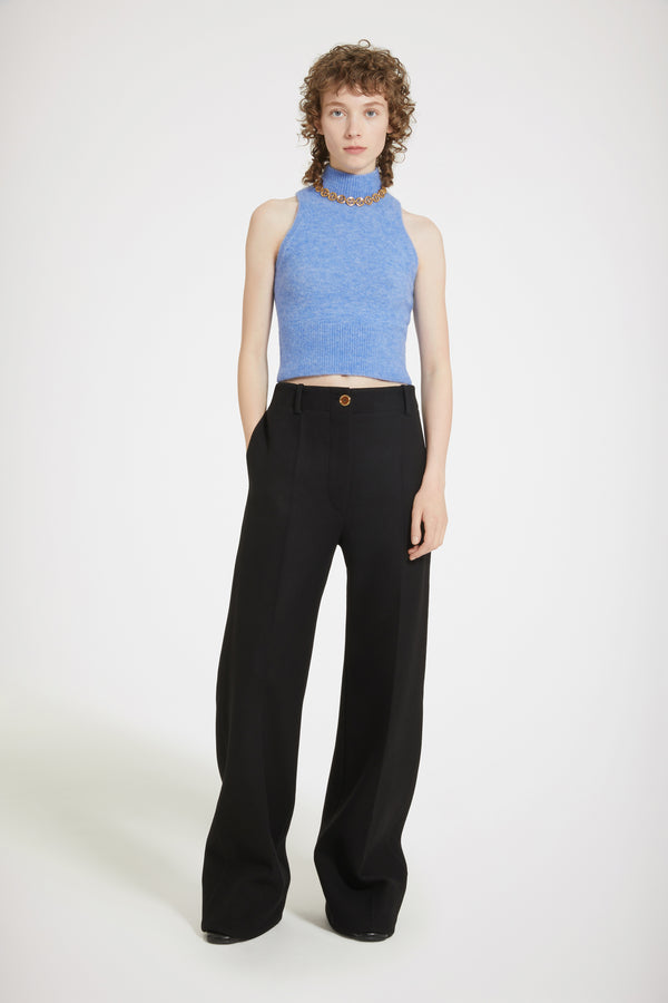 Patou - 지속 가능한 알파카 혼방 소재의 슬리브리스 탑 - Alaska Blue - 알파카와 함께 행복하세요.알래스카 블루 컬러의 베이비 알파카 블렌드 탑. 몸에 밀착되는 실루엣. 슬리브리스 스타일. 하이넥 디자인. 립 처리한 칼라, 암홀, 허리 부분.밀착되는 핏 스타일.