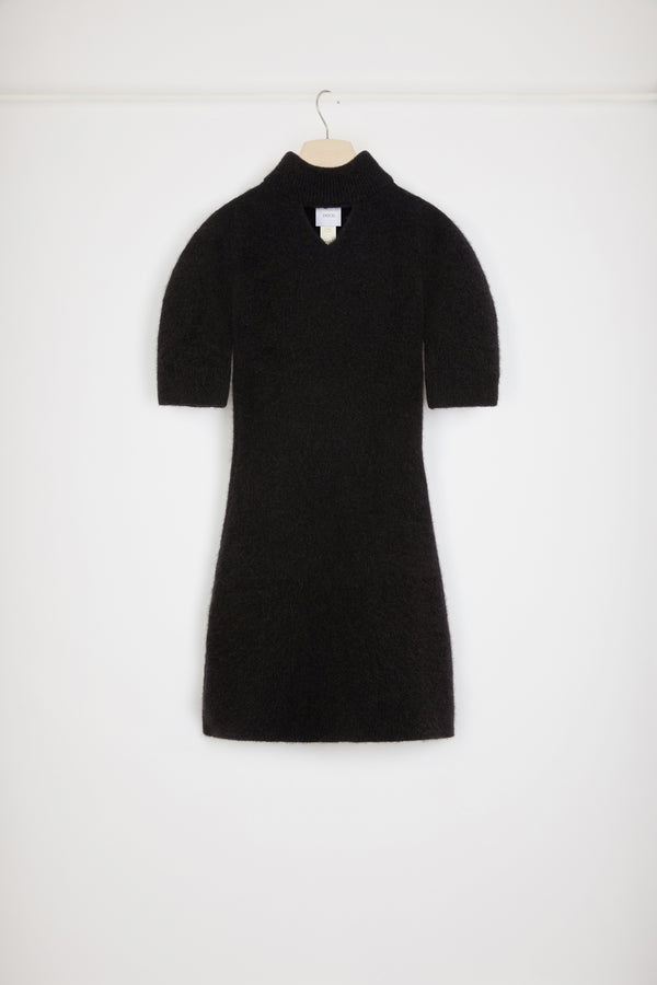 Patou - 지속 가능한 알파카 혼방 소재의 컷아웃 미니 드레스 - Black - 모든것을 보여주는 감각적인 컷 아웃.블랙 컬러의 베이비 알파카 블렌드 드레스. 짧은 기장. 몸에 밀착되는 실루엣. 컷아웃 디테일이 돋보이는 앞면의 터틀넥 칼라. 리브 디테일 칼라, 커프스 및 헴. 퍼프 숄더.밀착되는 핏 스타일.