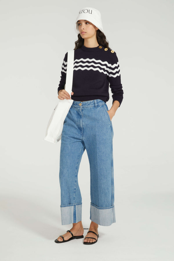 Patou - 코튼 &amp; 메리노 울 웨이브 점퍼 - Navy - 브레통 점퍼에 독특한 감각을 더했습니다.네이비 컬러의 코튼 &amp; 메리노 울 소재. 레귤러 핏. 라운드 넥. 립 질감 칼라, 커프스 및 헴. 숄더에 Patou 인그레이빙 골드 톤 버튼. 앞면, 뒷면, 슬리브의 웨이브 자카드 패턴.