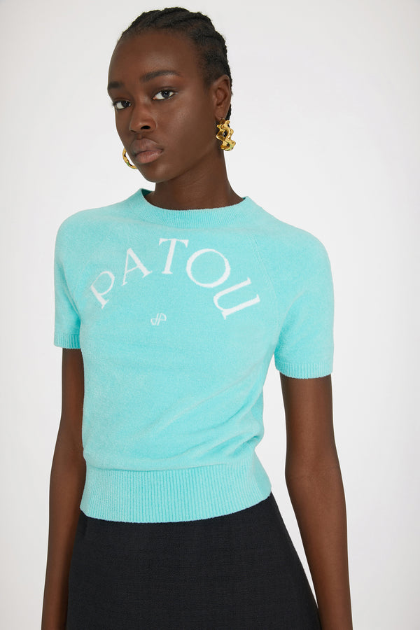 Patou - Top Patou en coton mélangé - Acqua Blue - Du Patou tout doux.Top en coton mélangé bleu cyan. Maille éponge. Col rond. Col, poignets et ourlet côtelés. Manches courtes. Patou et JP en jacquard sur le devant.