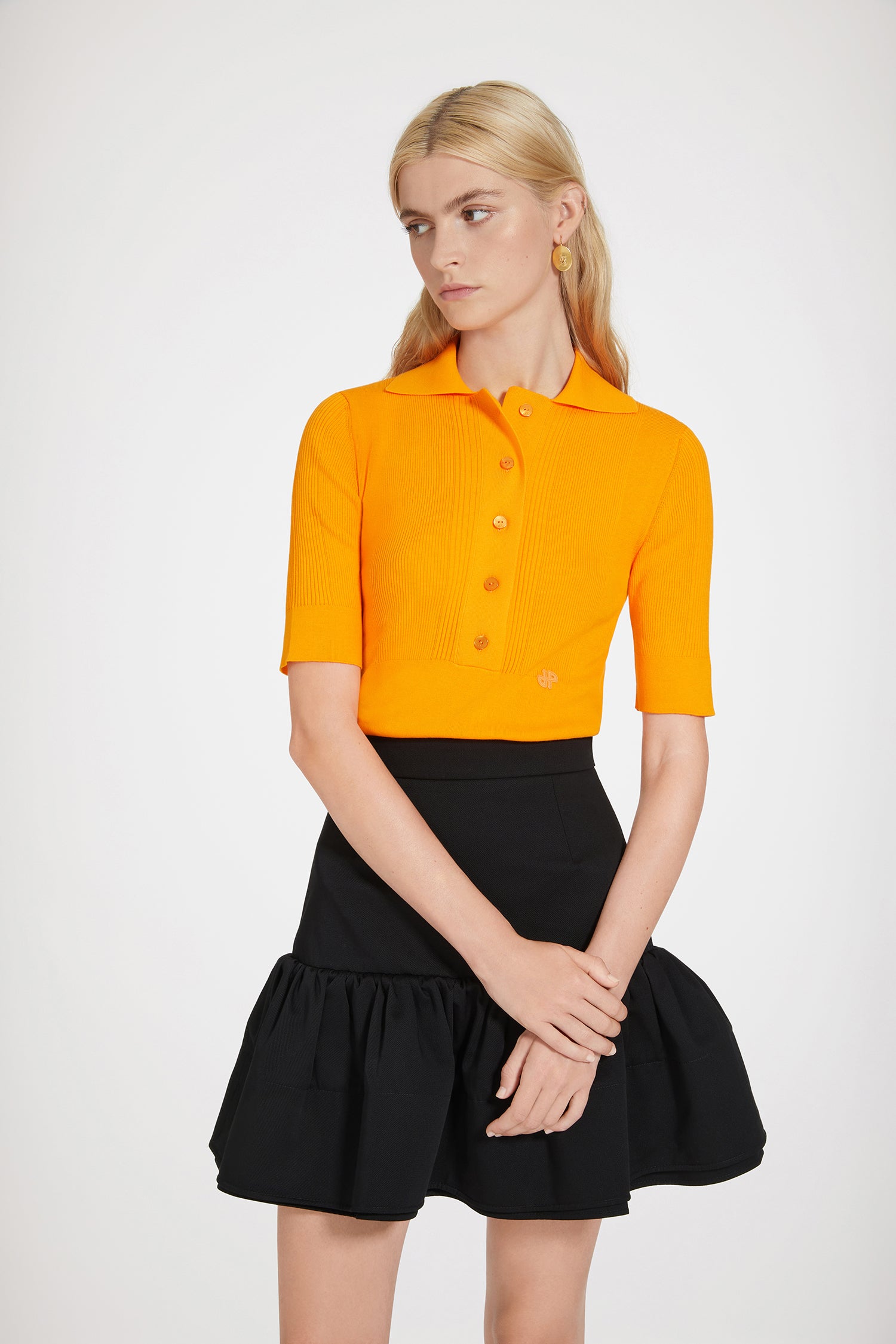 Patou - Polo côtelé en coton premium - Bright Orange - Le polo Patou qu&amp;#39;on porte avec tout.Top en coton premium orange vif. Maille côtelée. Silhouette ajustée. Col polo. JP brodé sur le devant.