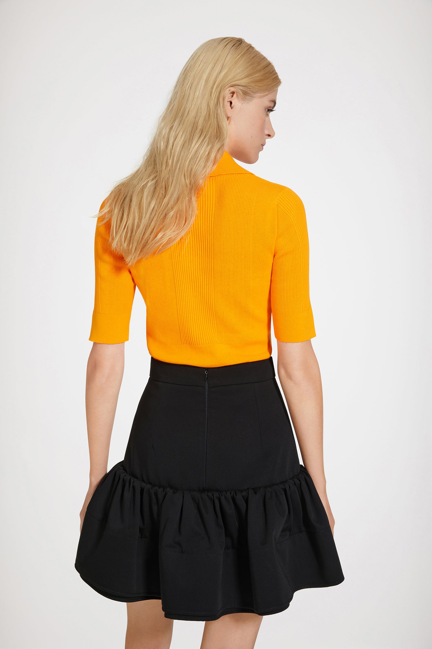 Patou - Polo côtelé en coton premium - Bright Orange - Le polo Patou qu&amp;#39;on porte avec tout.Top en coton premium orange vif. Maille côtelée. Silhouette ajustée. Col polo. JP brodé sur le devant.
