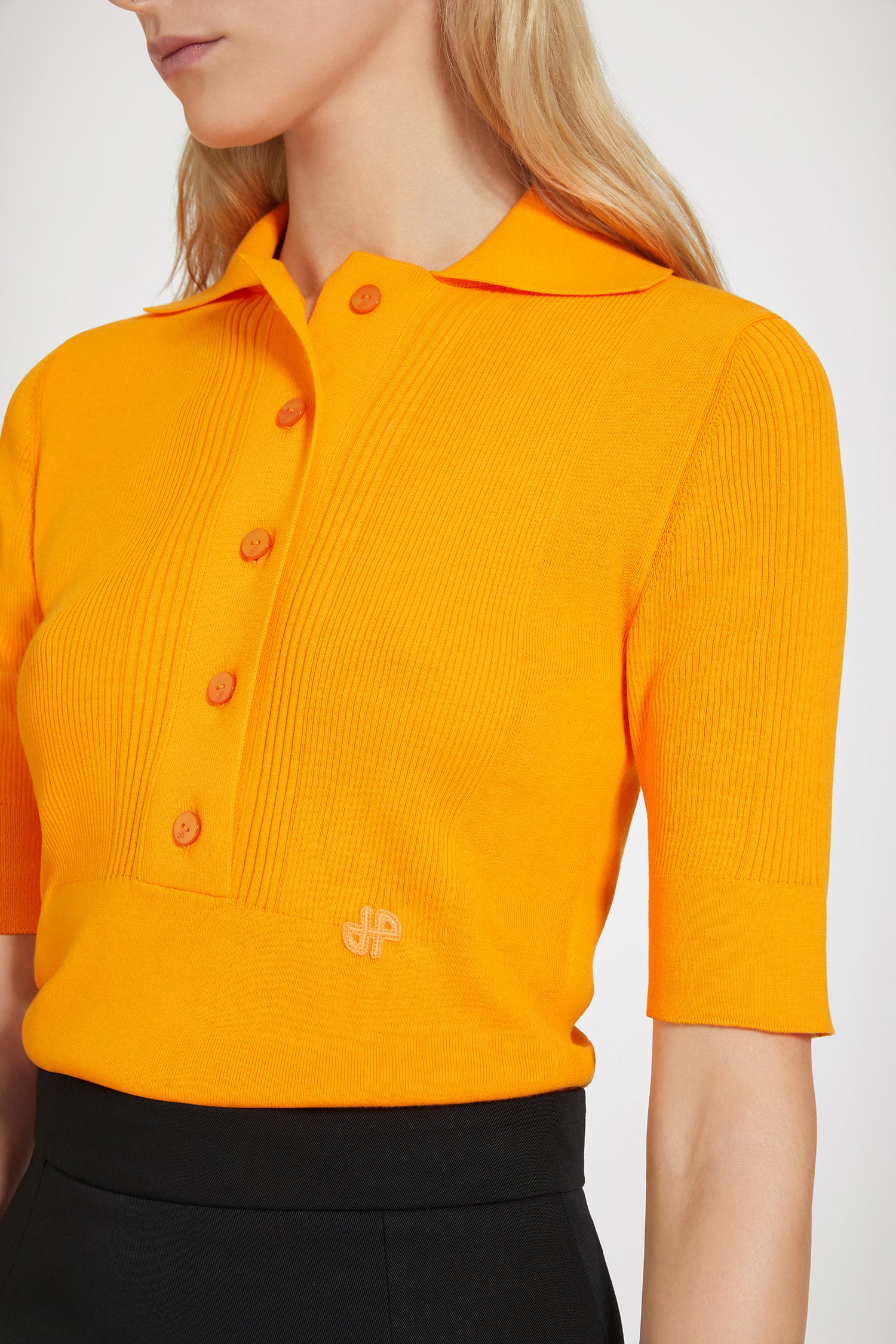 Patou - Polo côtelé en coton premium - Bright Orange - Le polo Patou qu&amp;#39;on porte avec tout.Top en coton premium orange vif. Maille côtelée. Silhouette ajustée. Col polo. JP brodé sur le devant.