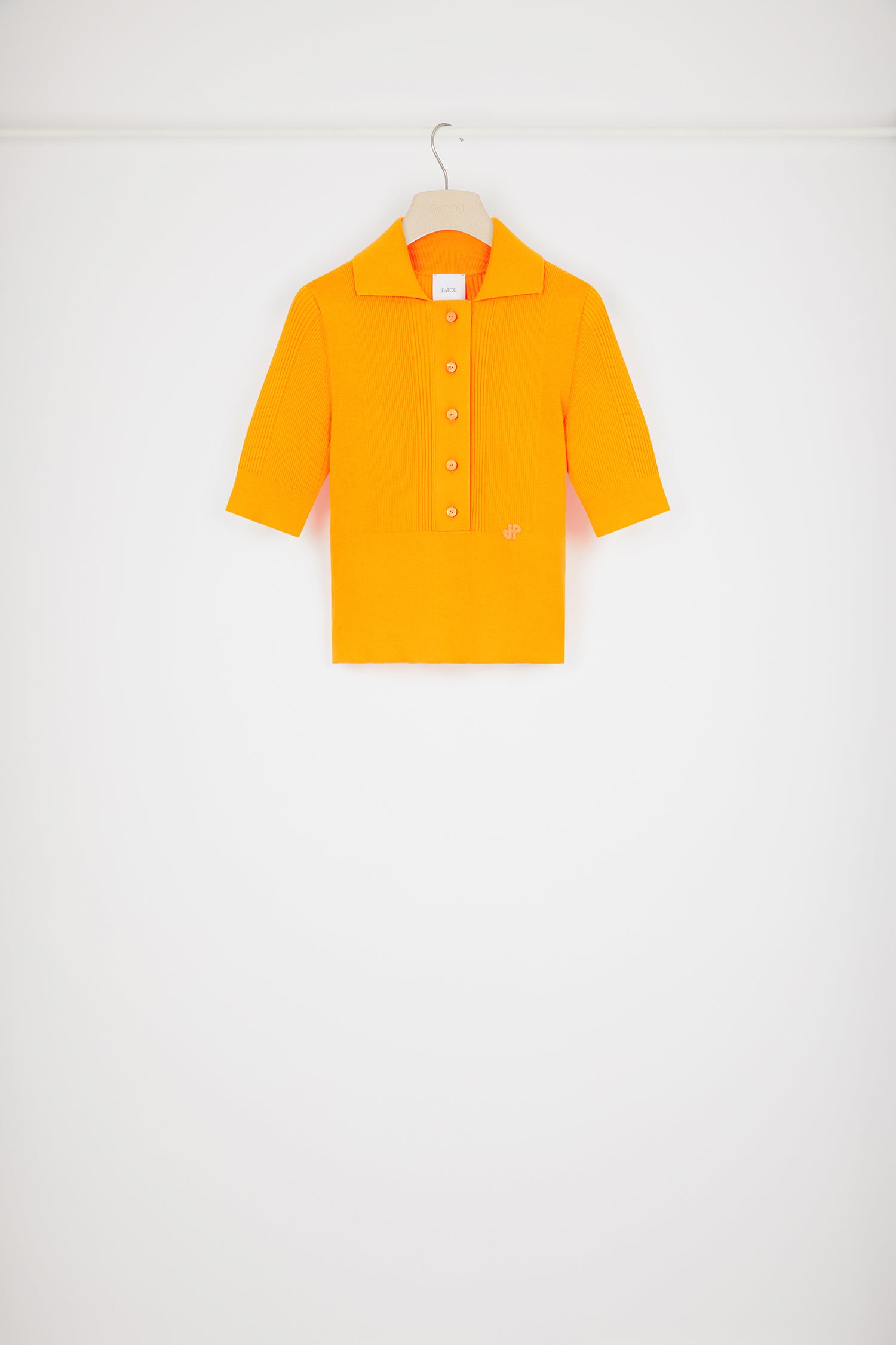Patou - Polo côtelé en coton premium - Bright Orange - Le polo Patou qu&amp;#39;on porte avec tout.Top en coton premium orange vif. Maille côtelée. Silhouette ajustée. Col polo. JP brodé sur le devant.