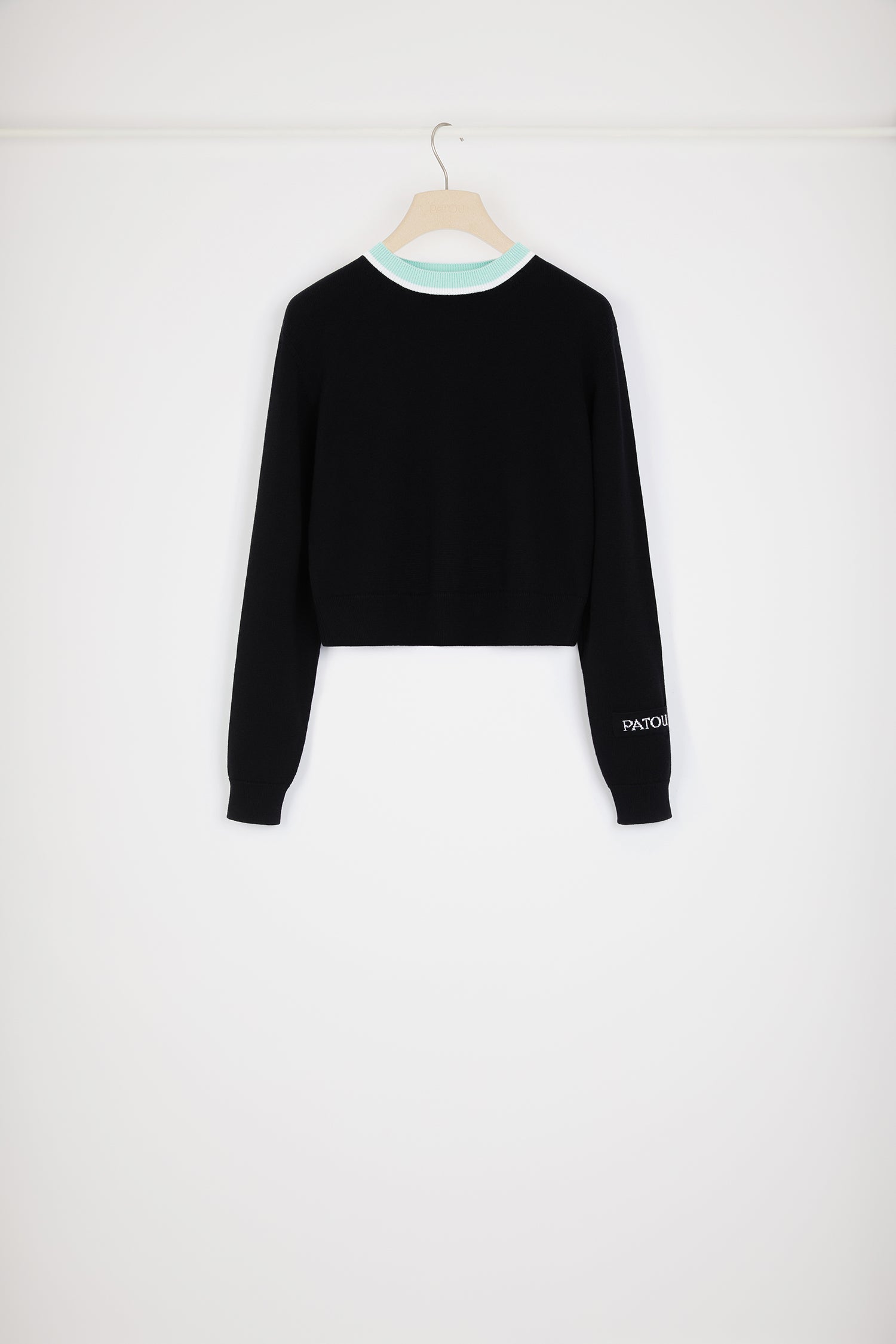 Patou - Maglia con collo a contrasto in cotone e lana - Black - Il color block in chiave minimalista.Maglia in misto cotone e lana nero. Modello cropped. Collo tondo bicolore a contrasto. Etichetta Patou sulla manica sinistra.