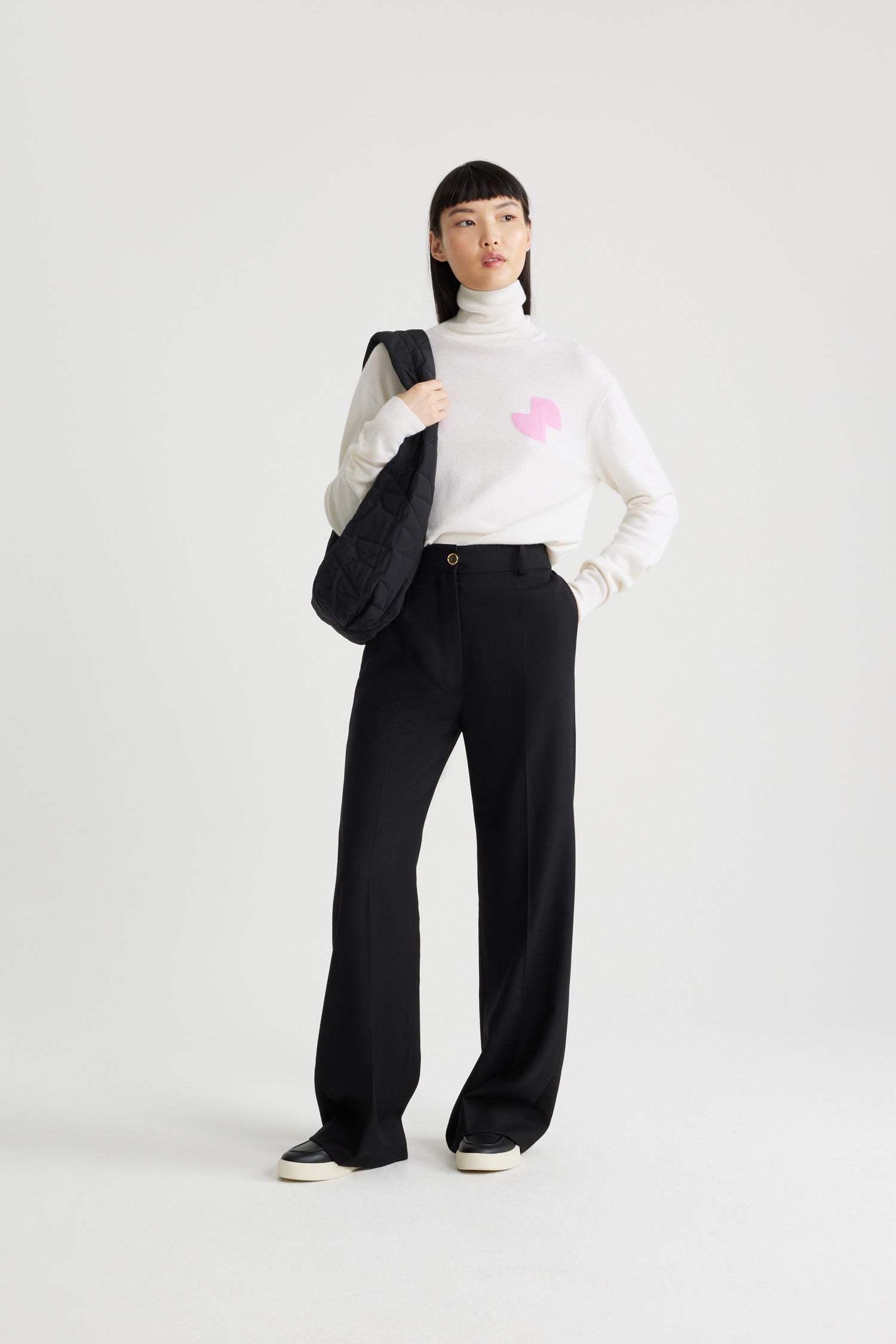 Patou - Dolcevita JP in misto lana e cachemire ecosostenibile - White - Maglione in misto lana e cashmere ecosostenibile bianco. Vestibilità morbida. Collo a dolcevita. JP stilizzato sul petto.
