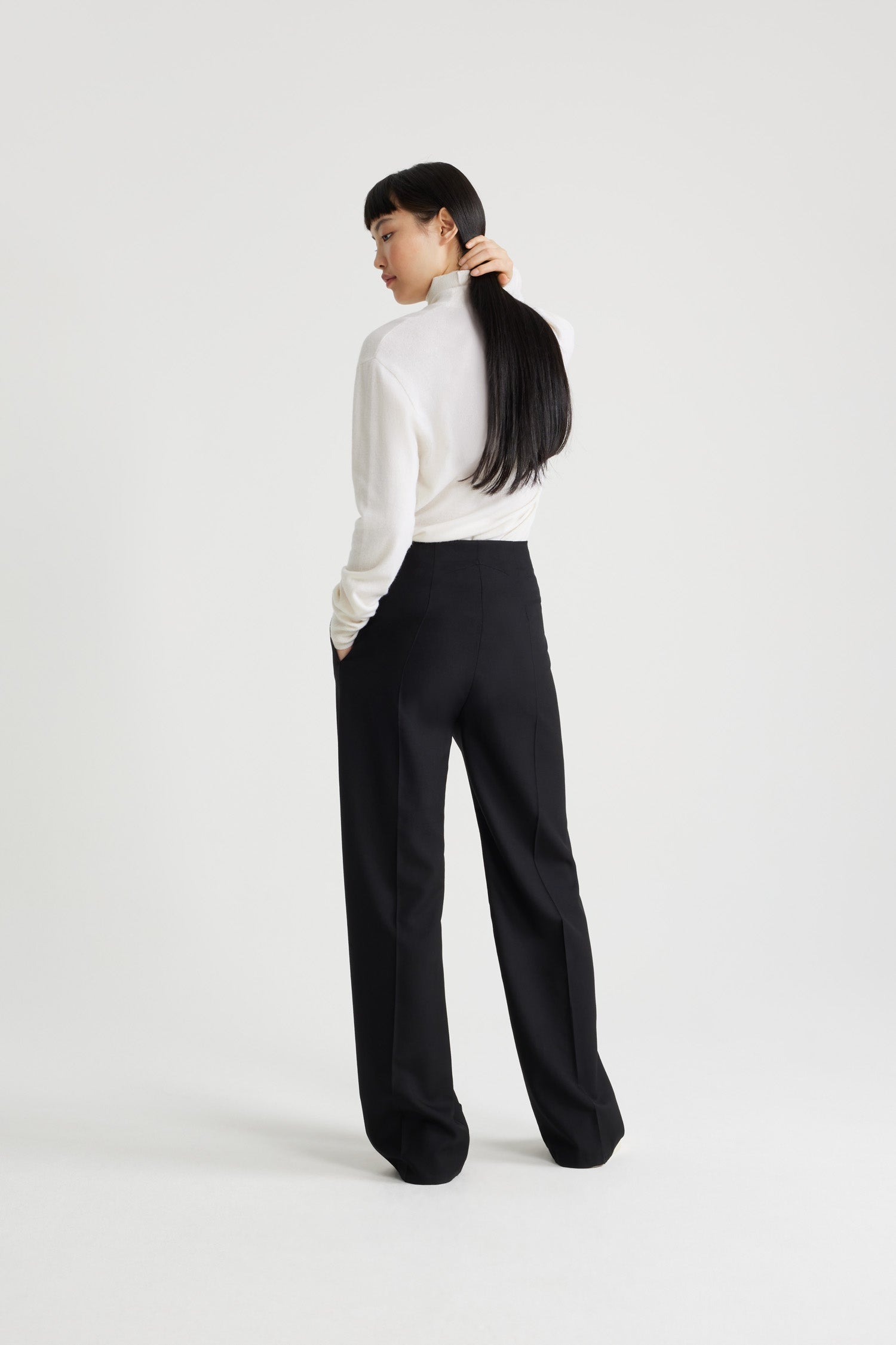 Patou - Dolcevita JP in misto lana e cachemire ecosostenibile - White - Maglione in misto lana e cashmere ecosostenibile bianco. Vestibilità morbida. Collo a dolcevita. JP stilizzato sul petto.