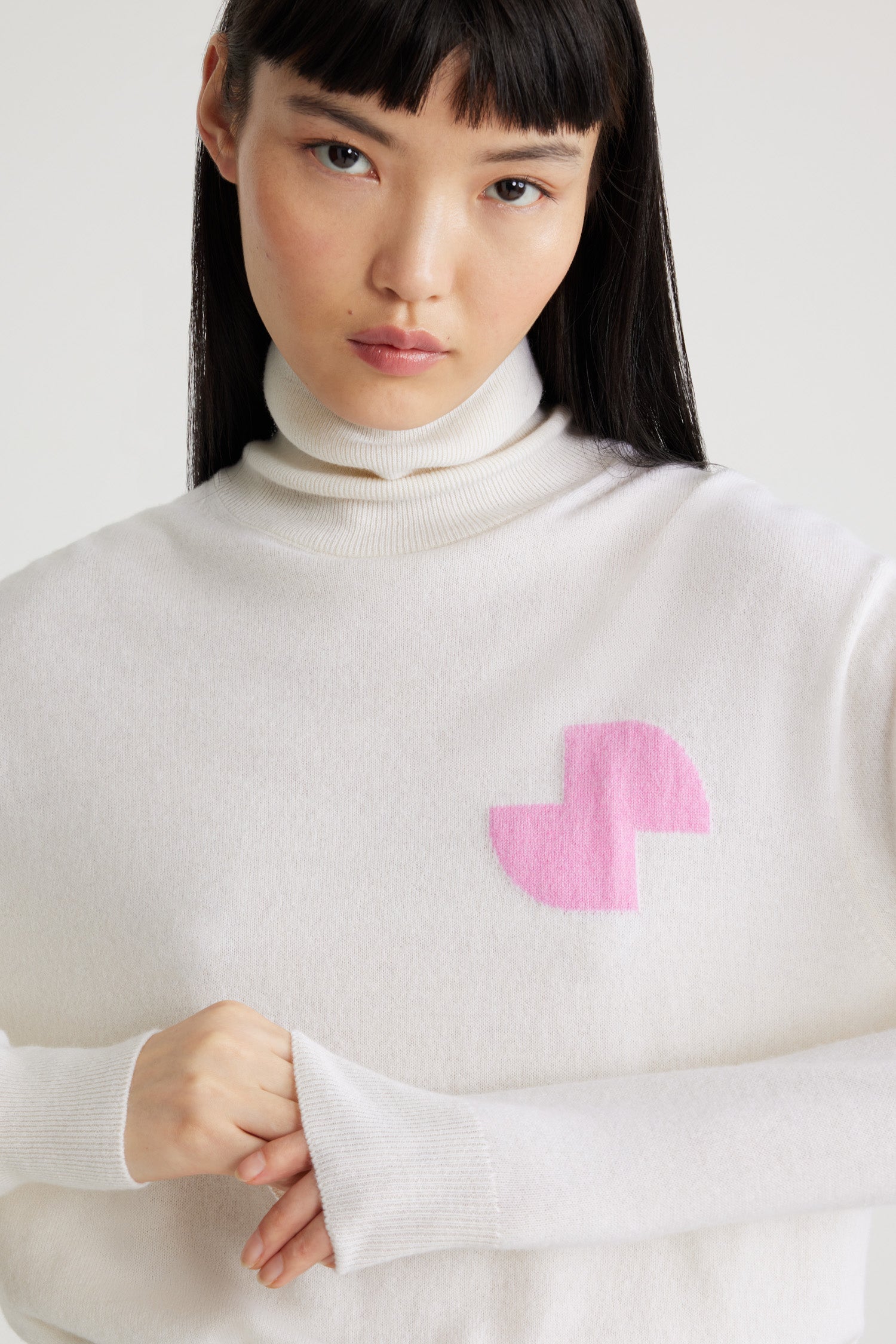 Patou - Dolcevita JP in misto lana e cachemire ecosostenibile - White - Maglione in misto lana e cashmere ecosostenibile bianco. Vestibilità morbida. Collo a dolcevita. JP stilizzato sul petto.