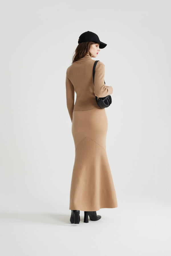 Patou - サステナブルウール＆カシミヤ リブ タートルネック セーター - Biscuit - ビスケットベージュのサステナブル ウール＆カシミア製セーター。ミックスリブ。タートルネック。前面にPatouジャカードラベル。袖口にV字カットアウト。フィットスタイル。