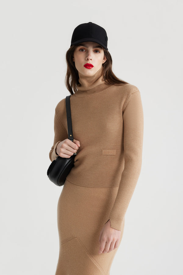 Patou - サステナブルウール＆カシミヤ リブ タートルネック セーター - Biscuit - ビスケットベージュのサステナブル ウール＆カシミア製セーター。ミックスリブ。タートルネック。前面にPatouジャカードラベル。袖口にV字カットアウト。フィットスタイル。