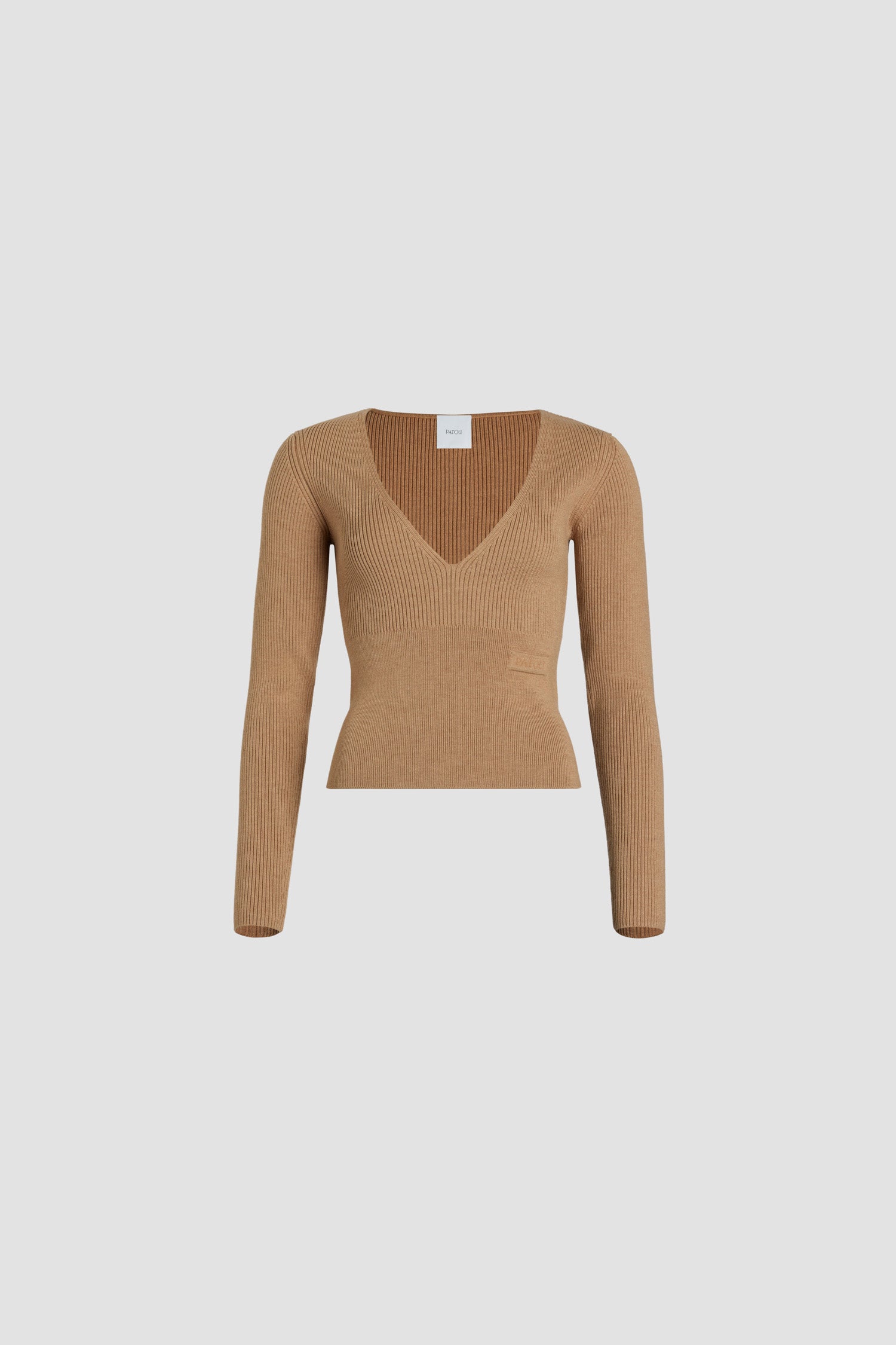 Patou - Gerippter Pullover mit V-Ausschnitt aus nachhaltiger Wolle - Biscuit - Pullover in Biscuit Beige aus nachhaltiger Wolle. Geripptes Design. Tiefer V-Ausschnitt. Patou Jacquard-Etikett auf der Vorderseite.Dieses Modell fällt klein aus.