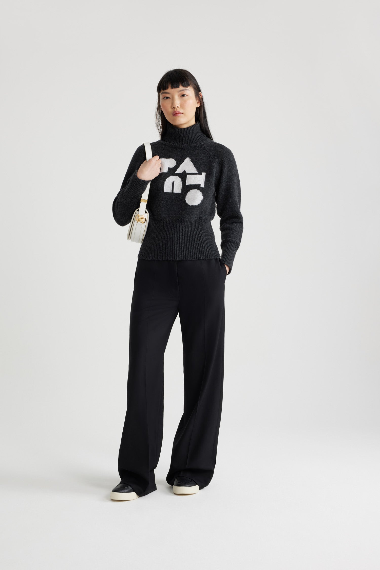 Patou - サステナブル ウール＆カシミヤ アール デコ パトゥー セーター - Storm - ストームグレーのサステナブルウール＆カシミヤ製セーター。タートルネック。カラー、袖口、裾にリブ入り。ラグランスリーブ。前面にアール デコ調のPatou。