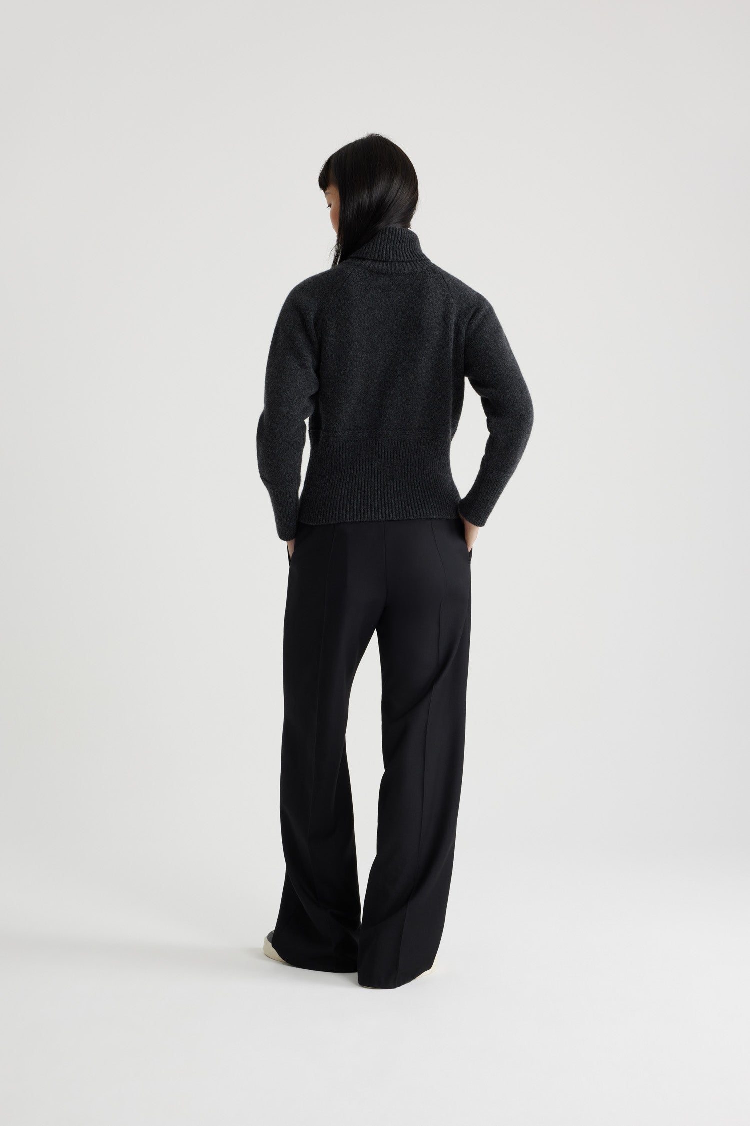 Patou - サステナブル ウール＆カシミヤ アール デコ パトゥー セーター - Storm - ストームグレーのサステナブルウール＆カシミヤ製セーター。タートルネック。カラー、袖口、裾にリブ入り。ラグランスリーブ。前面にアール デコ調のPatou。