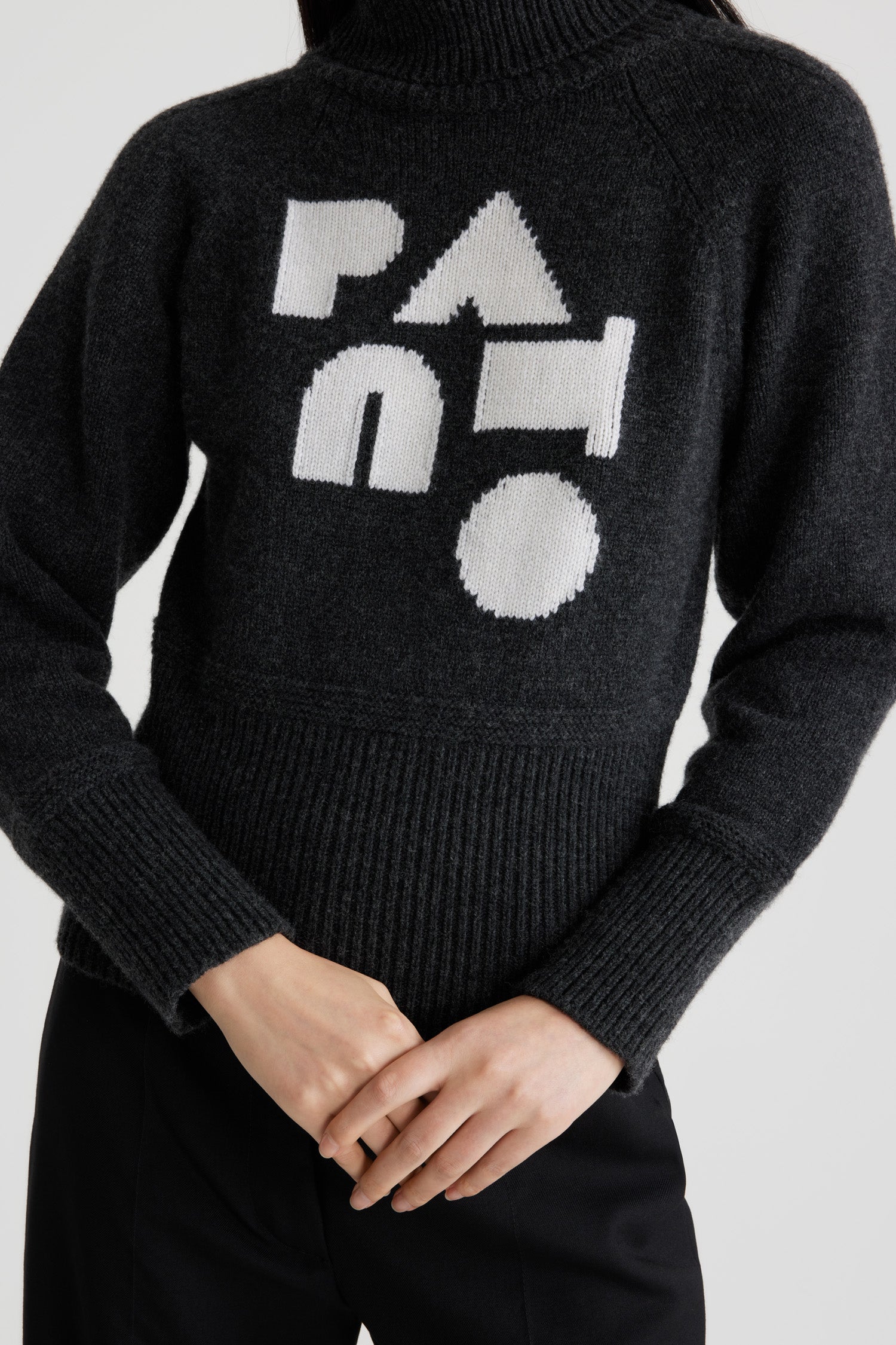 Patou - サステナブル ウール＆カシミヤ アール デコ パトゥー セーター - Storm - ストームグレーのサステナブルウール＆カシミヤ製セーター。タートルネック。カラー、袖口、裾にリブ入り。ラグランスリーブ。前面にアール デコ調のPatou。