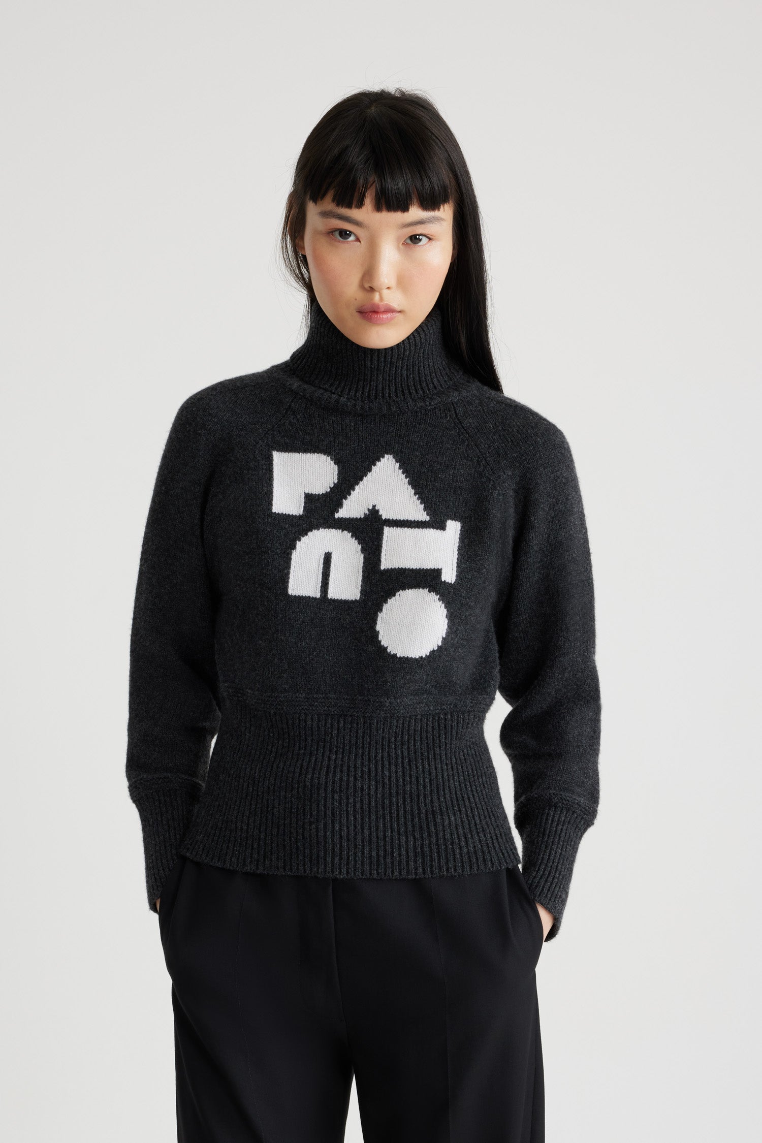 Patou - サステナブル ウール＆カシミヤ アール デコ パトゥー セーター - Storm - ストームグレーのサステナブルウール＆カシミヤ製セーター。タートルネック。カラー、袖口、裾にリブ入り。ラグランスリーブ。前面にアール デコ調のPatou。