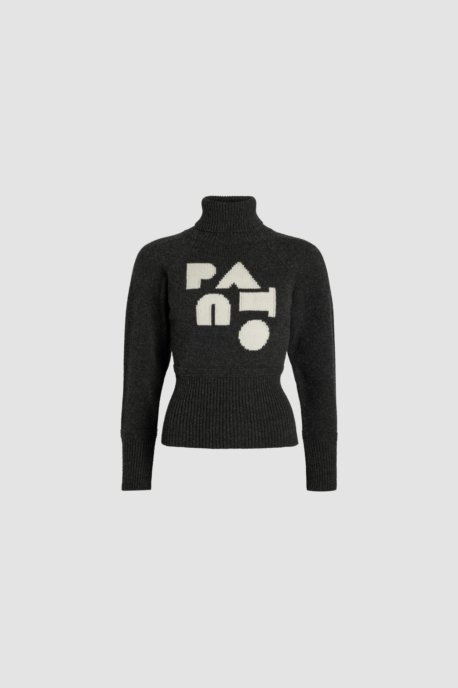 Patou - サステナブル ウール＆カシミヤ アール デコ パトゥー セーター - Storm - ストームグレーのサステナブルウール＆カシミヤ製セーター。タートルネック。カラー、袖口、裾にリブ入り。ラグランスリーブ。前面にアール デコ調のPatou。