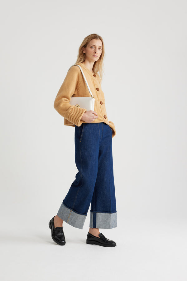 Patou - サステナブルウール＆カシミア ショート カーディガン - Golden Beige - ゴールデンベージュのサステナブルウール＆カシミア製カーディガン。ミックスステッチ。ボクシーなシルエット、ややクロップド丈。ラウンドネック。カラー、袖口、裾にリブ入り。ラグランスリーブ。縫い込みレザーボタン。