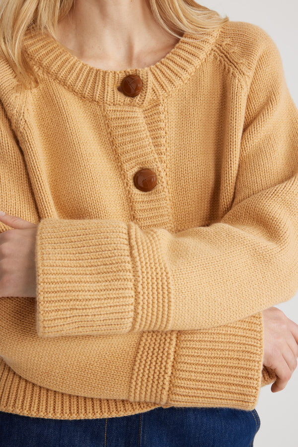 Patou - サステナブルウール＆カシミア ショート カーディガン - Golden Beige - ゴールデンベージュのサステナブルウール＆カシミア製カーディガン。ミックスステッチ。ボクシーなシルエット、ややクロップド丈。ラウンドネック。カラー、袖口、裾にリブ入り。ラグランスリーブ。縫い込みレザーボタン。