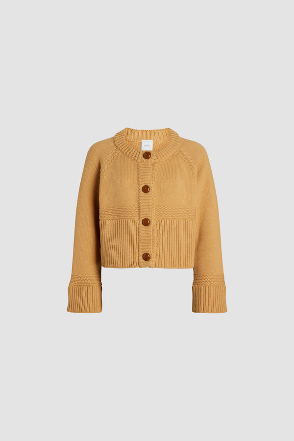 Patou - サステナブルウール＆カシミア ショート カーディガン - Golden Beige - ゴールデンベージュのサステナブルウール＆カシミア製カーディガン。ミックスステッチ。ボクシーなシルエット、ややクロップド丈。ラウンドネック。カラー、袖口、裾にリブ入り。ラグランスリーブ。縫い込みレザーボタン。