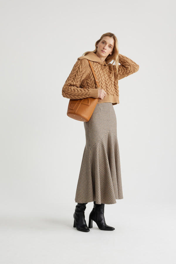 Patou - Maglione intrecciato in lana ecosostenibile - Chestnut - Maglione in lana ecosostenibile marrone castagna. Maglia intrecciata. Largo collo in stile vareuse. Collo, polsini e orlo a costine.Questo modello è leggermente corto.