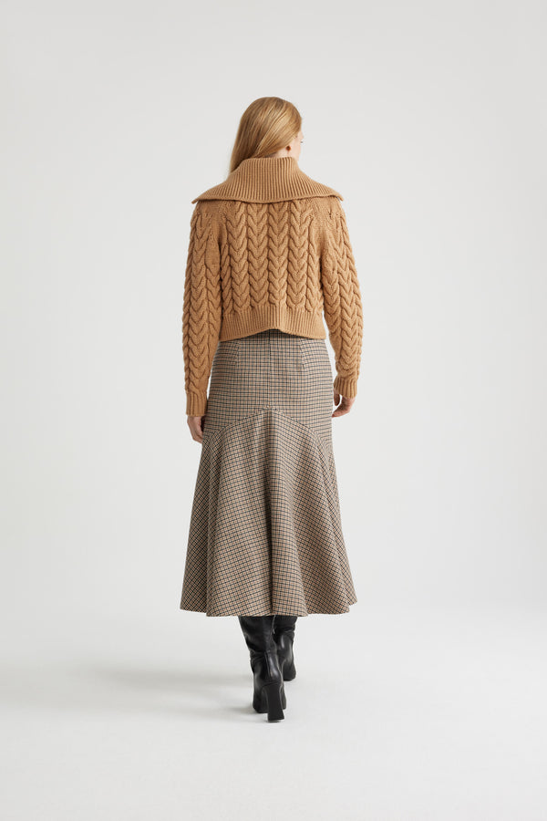 Patou - Maglione intrecciato in lana ecosostenibile - Chestnut - Maglione in lana ecosostenibile marrone castagna. Maglia intrecciata. Largo collo in stile vareuse. Collo, polsini e orlo a costine.Questo modello è leggermente corto.