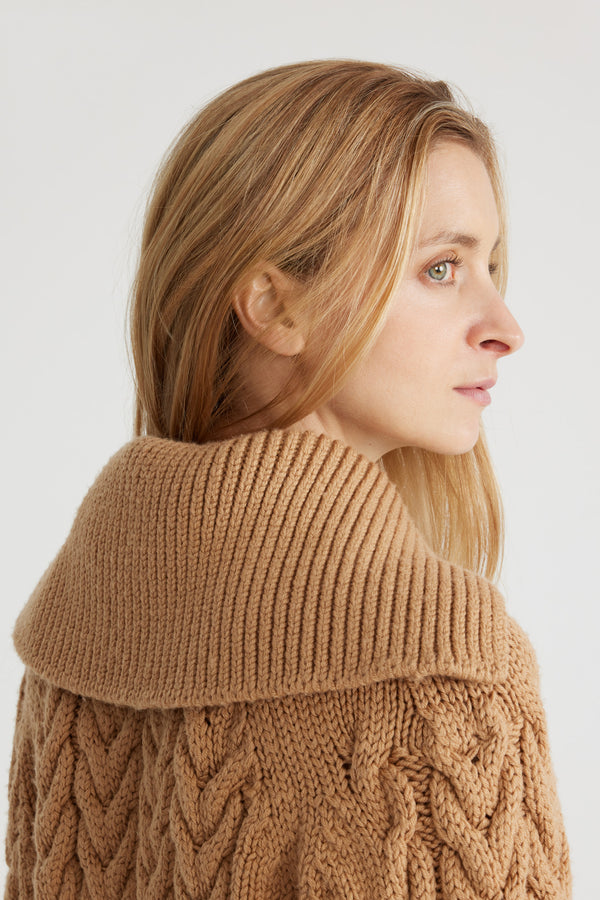 Patou - Maglione intrecciato in lana ecosostenibile - Chestnut - Maglione in lana ecosostenibile marrone castagna. Maglia intrecciata. Largo collo in stile vareuse. Collo, polsini e orlo a costine.Questo modello è leggermente corto.